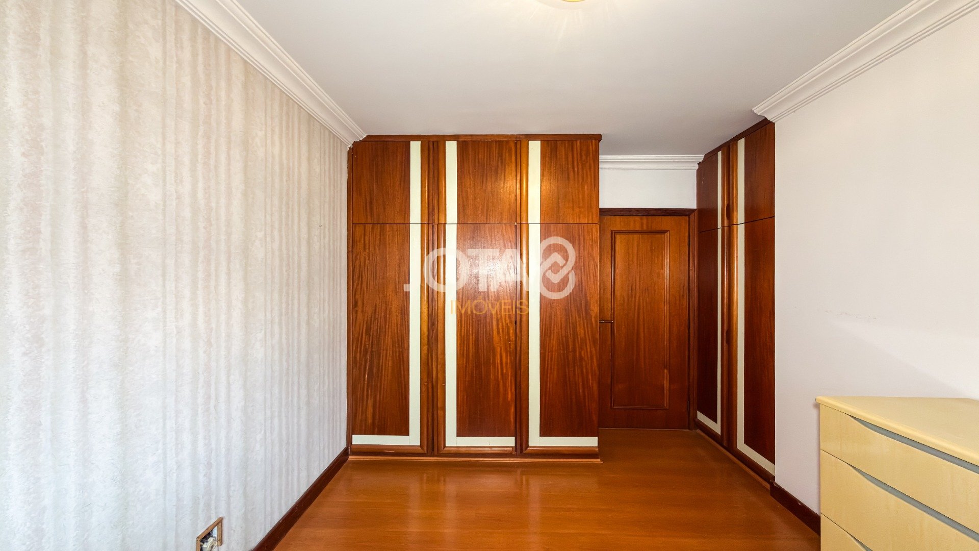 APARTAMENTO NO BIGORRILHO COM 4 QUARTOS