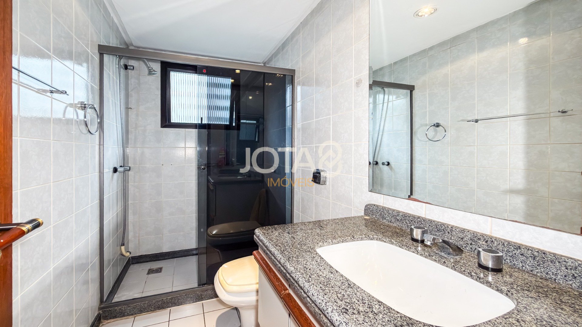 APARTAMENTO NO BIGORRILHO COM 4 QUARTOS