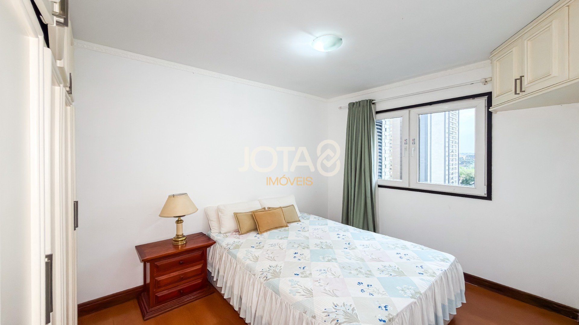 APARTAMENTO NO BIGORRILHO COM 4 QUARTOS