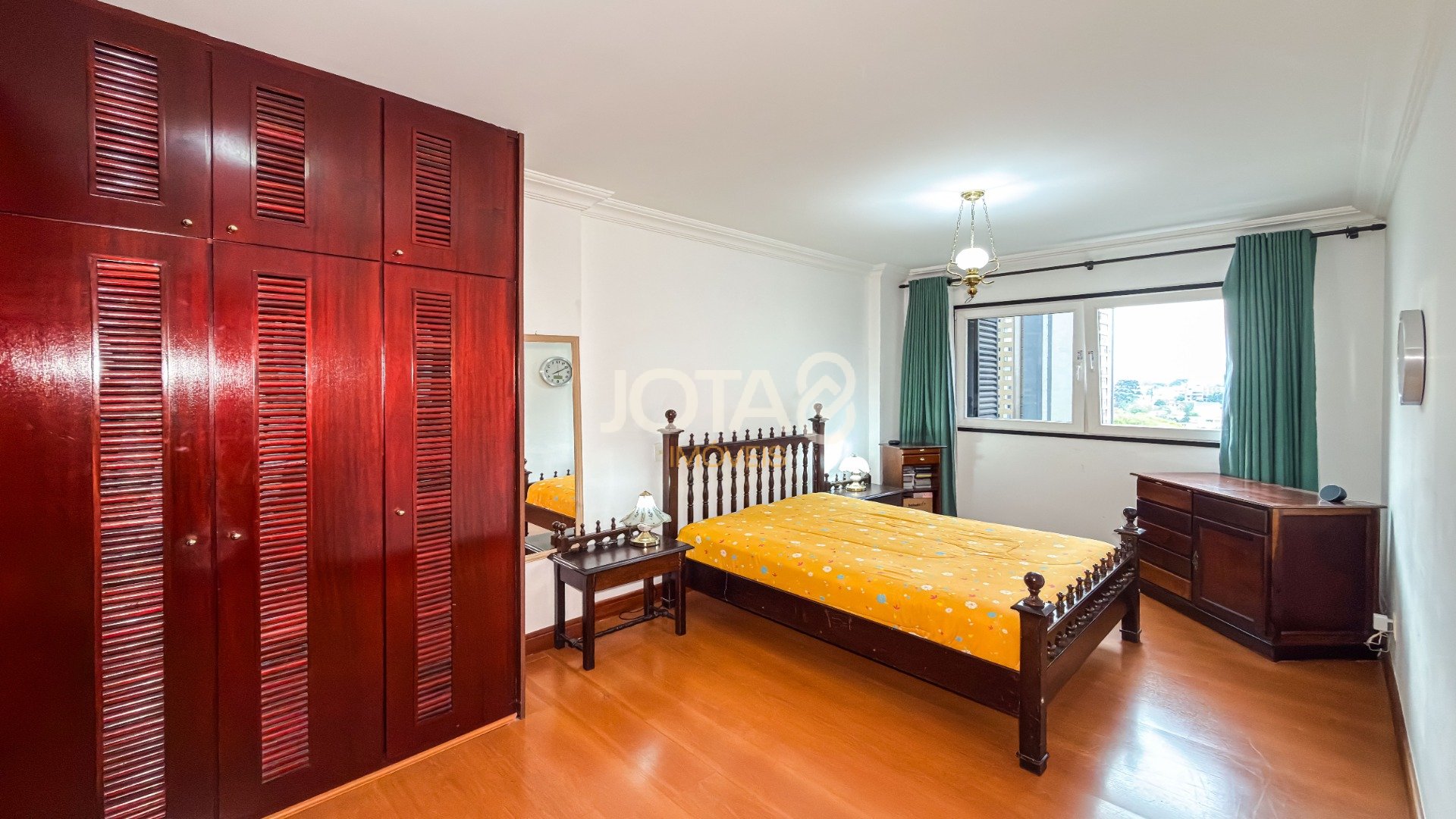 APARTAMENTO NO BIGORRILHO COM 4 QUARTOS