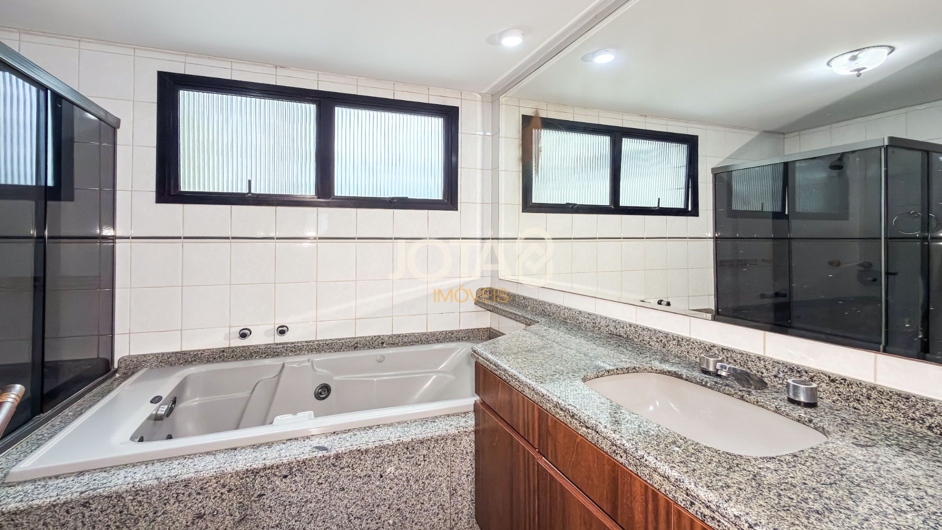 APARTAMENTO NO BIGORRILHO COM 4 QUARTOS