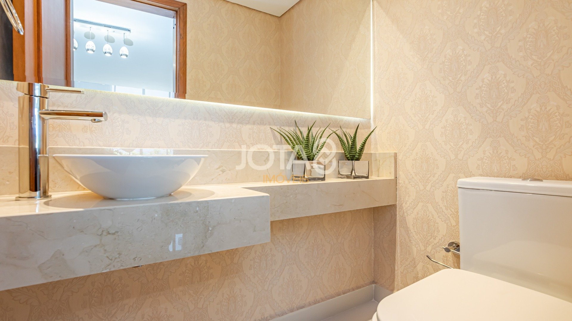 APARTAMENTO MOBILIADO FACE NORTE COM 2 SUÍTES NO BATEL