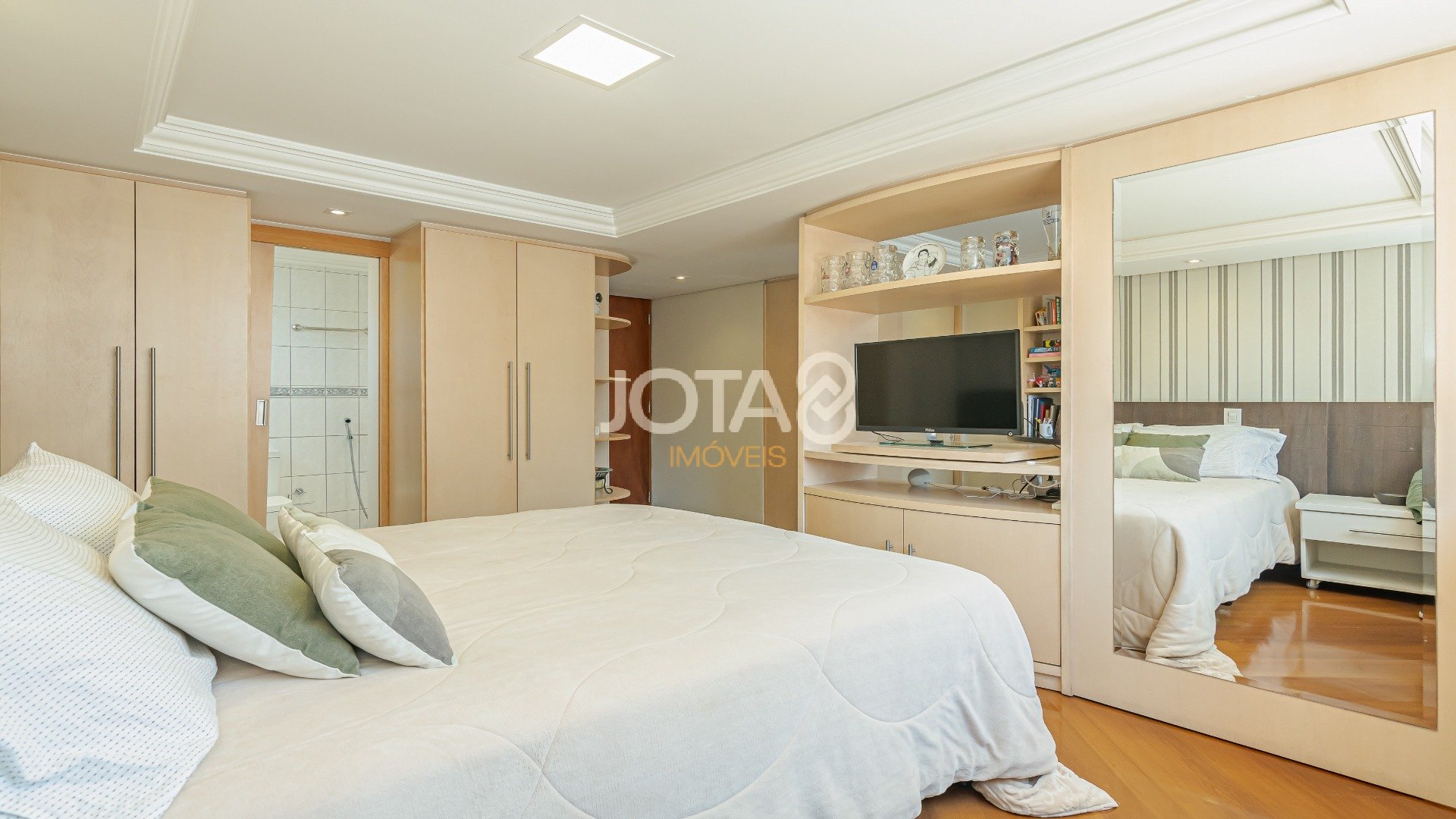 APARTAMENTO MOBILIADO FACE NORTE COM 2 SUÍTES NO BATEL