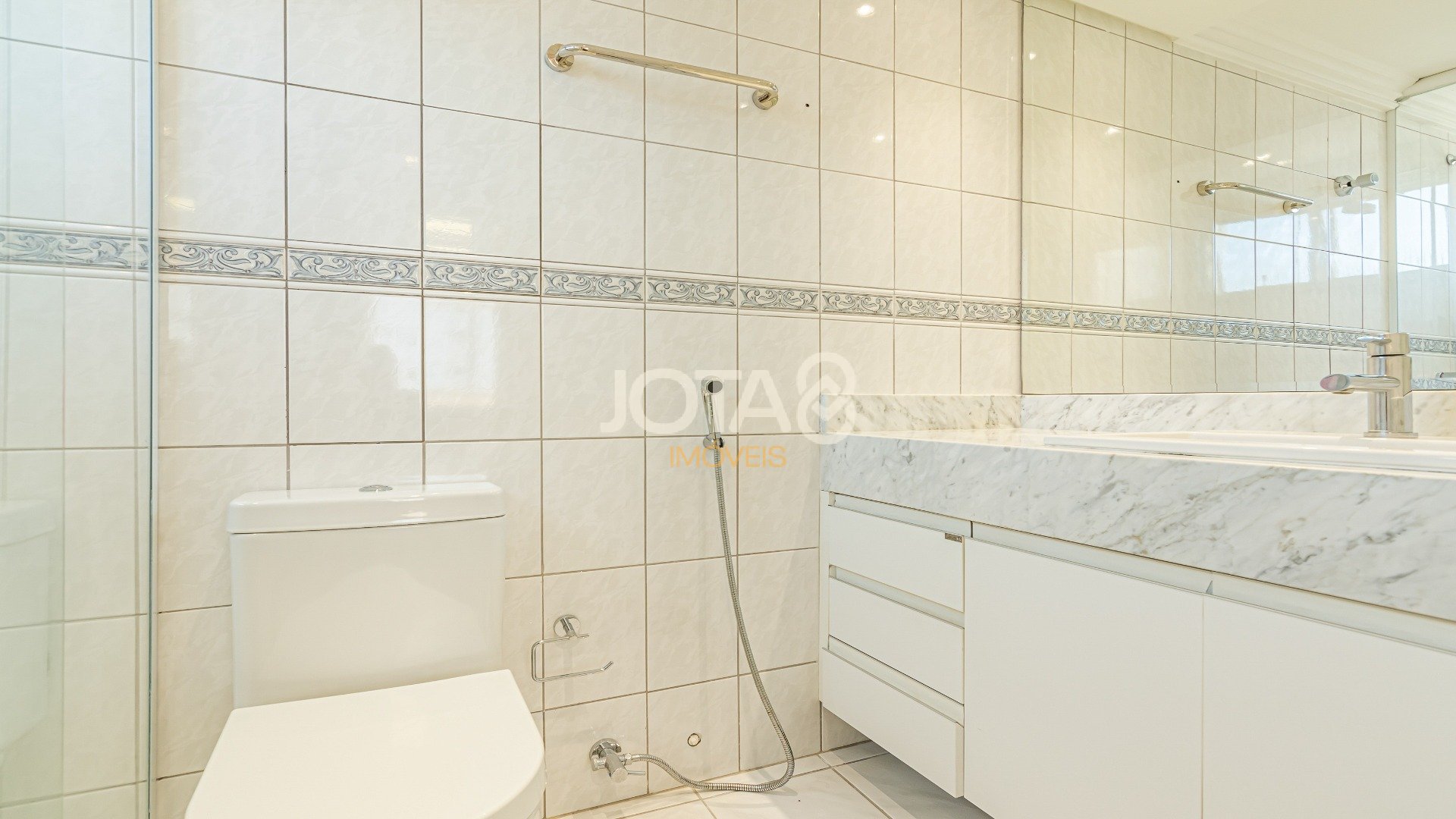 APARTAMENTO MOBILIADO FACE NORTE COM 2 SUÍTES NO BATEL