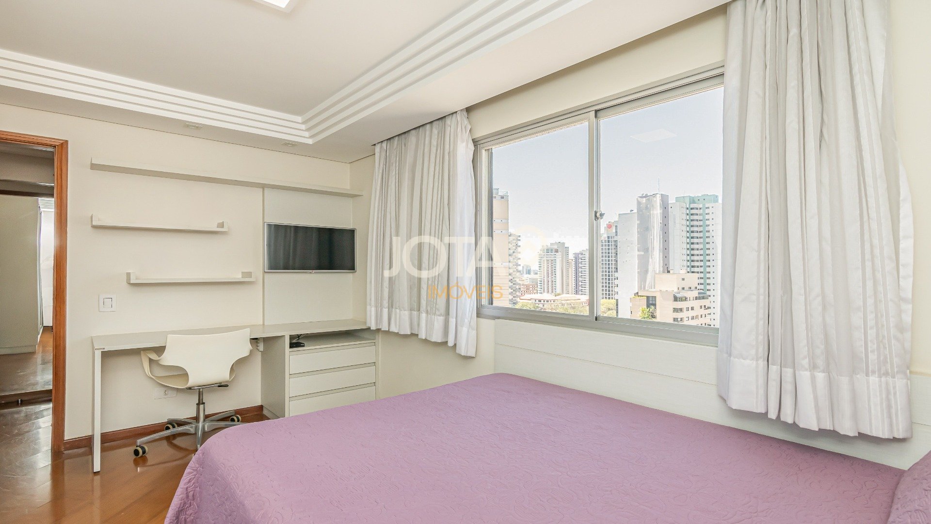 APARTAMENTO MOBILIADO FACE NORTE COM 2 SUÍTES NO BATEL