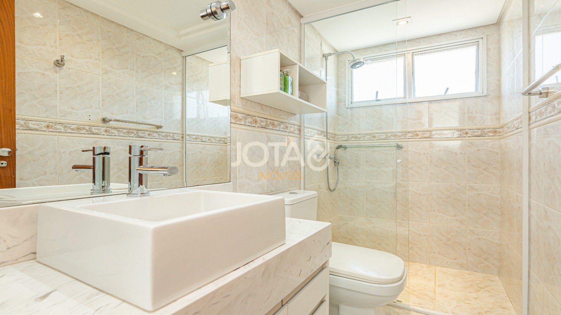 APARTAMENTO MOBILIADO FACE NORTE COM 2 SUÍTES NO BATEL