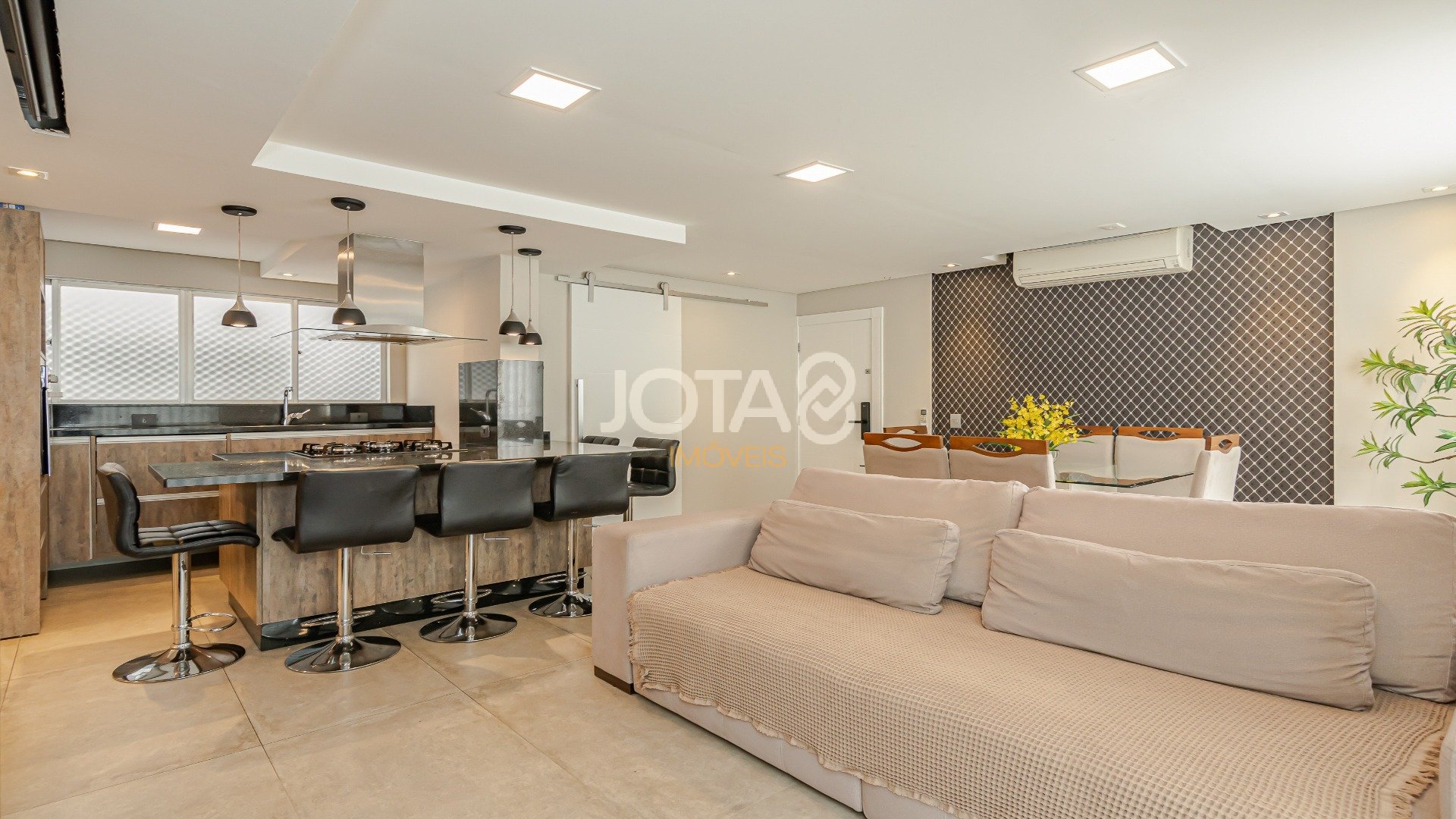 REFORMADO E BEM LOCALIZADO