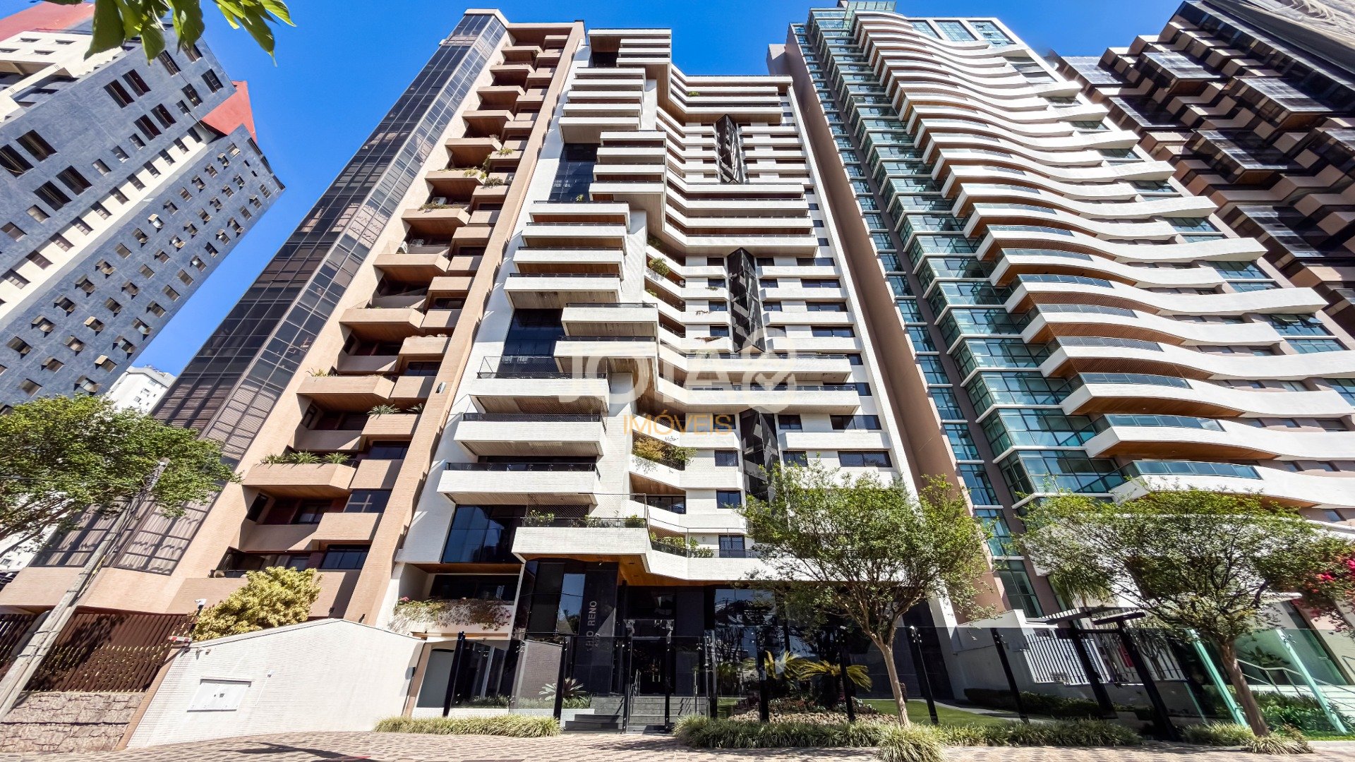 APARTAMENTO COM 4 SUÍTES E 3 VAGAS NO BATEL