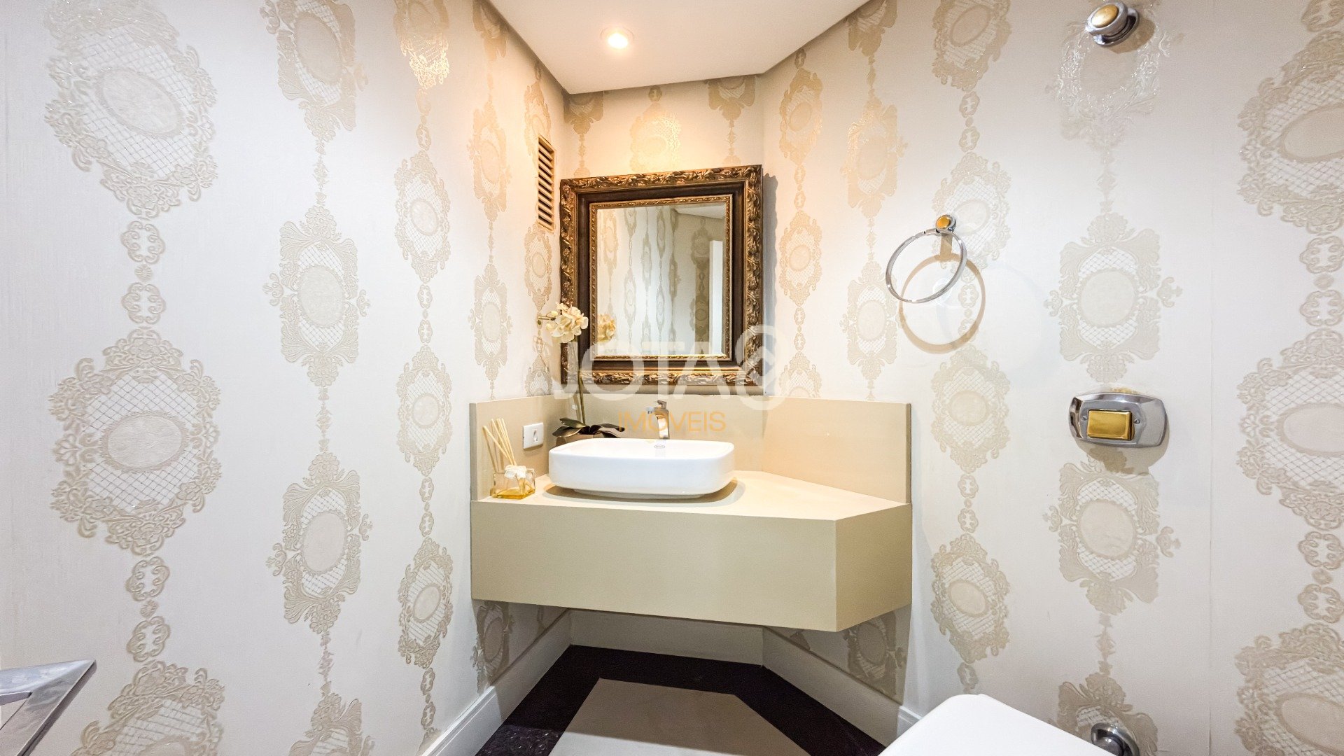 APARTAMENTO COM 4 SUÍTES E 3 VAGAS NO BATEL