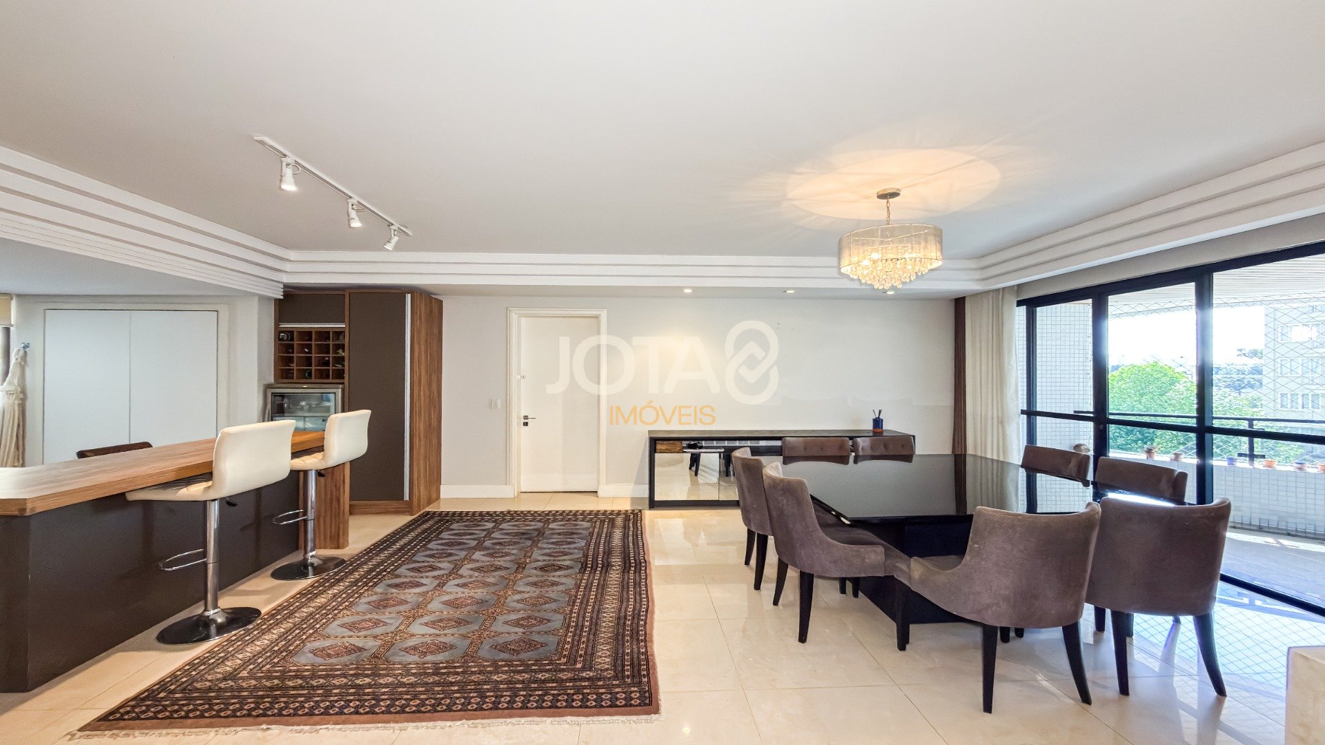 APARTAMENTO COM 4 SUÍTES E 3 VAGAS NO BATEL