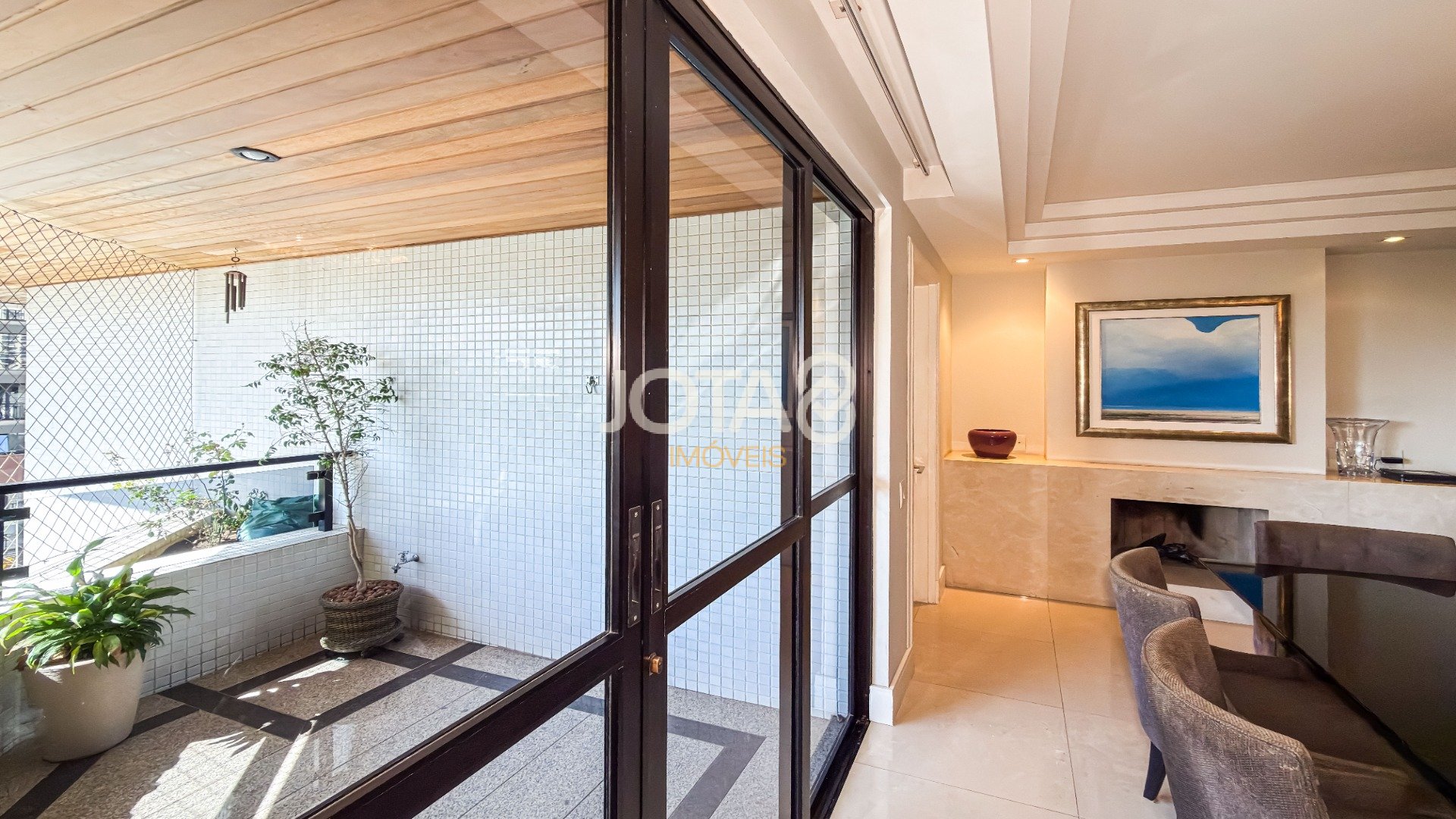 APARTAMENTO COM 4 SUÍTES E 3 VAGAS NO BATEL