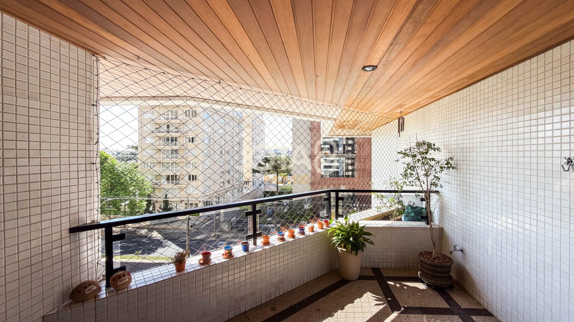 APARTAMENTO COM 4 SUÍTES E 3 VAGAS NO BATEL