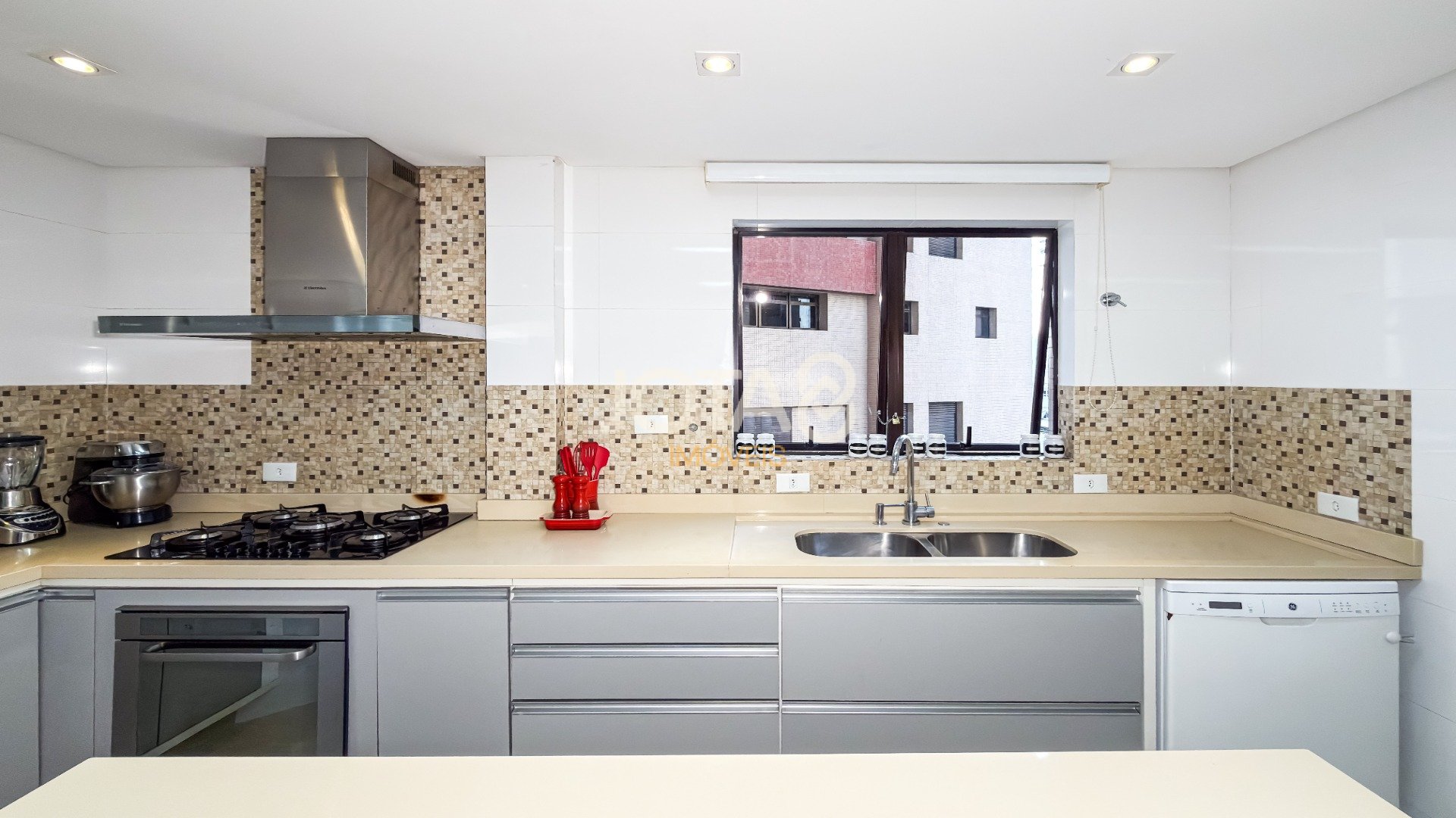 APARTAMENTO COM 4 SUÍTES E 3 VAGAS NO BATEL