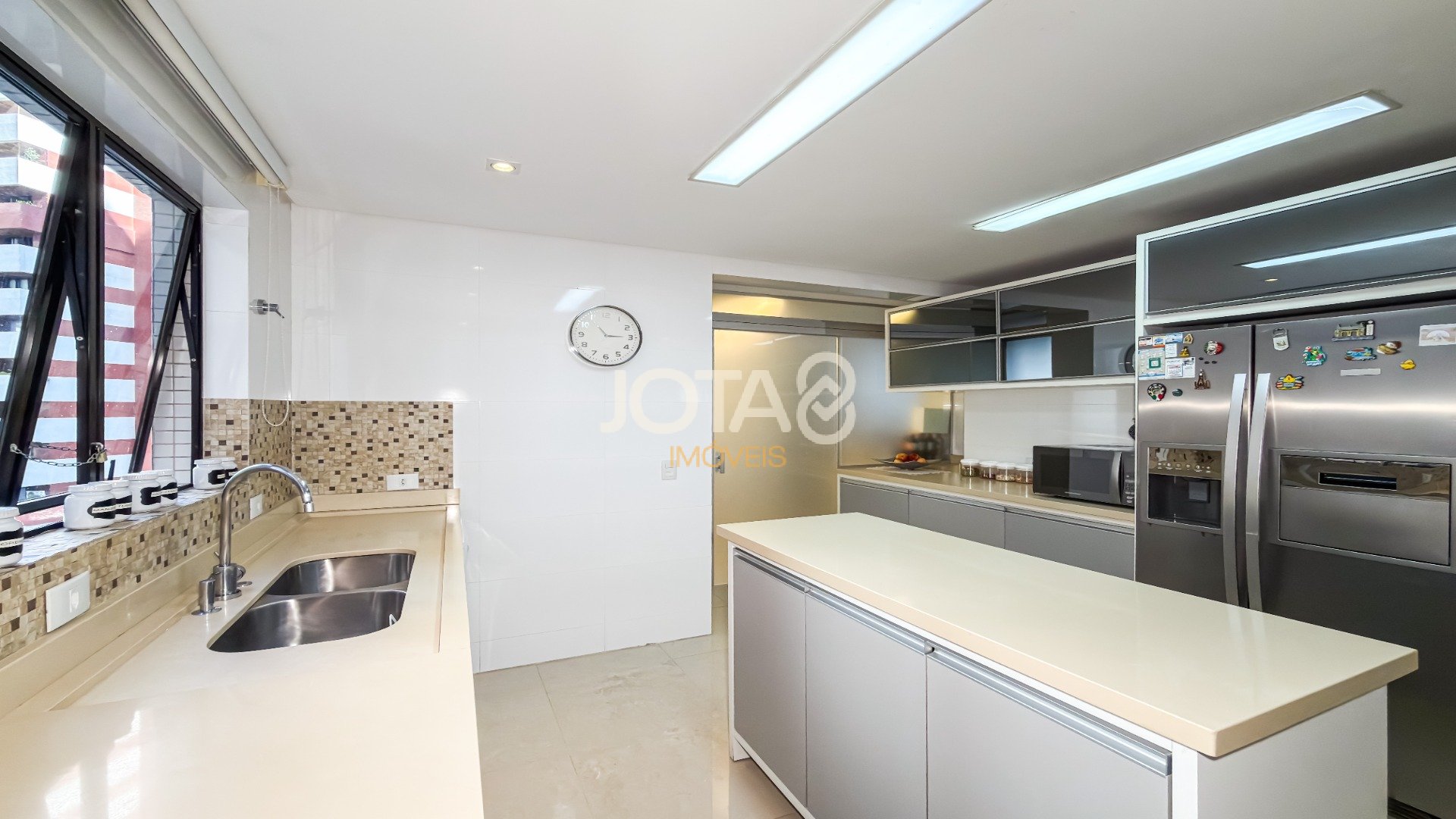 APARTAMENTO COM 4 SUÍTES E 3 VAGAS NO BATEL