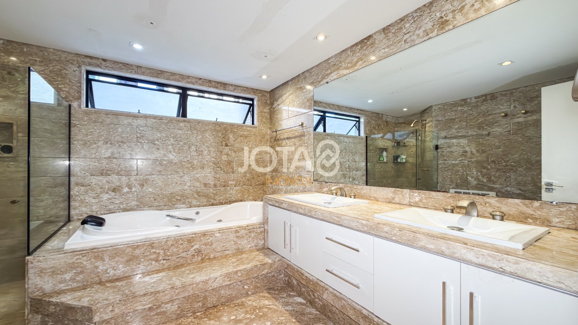 APARTAMENTO COM 4 SUÍTES E 3 VAGAS NO BATEL