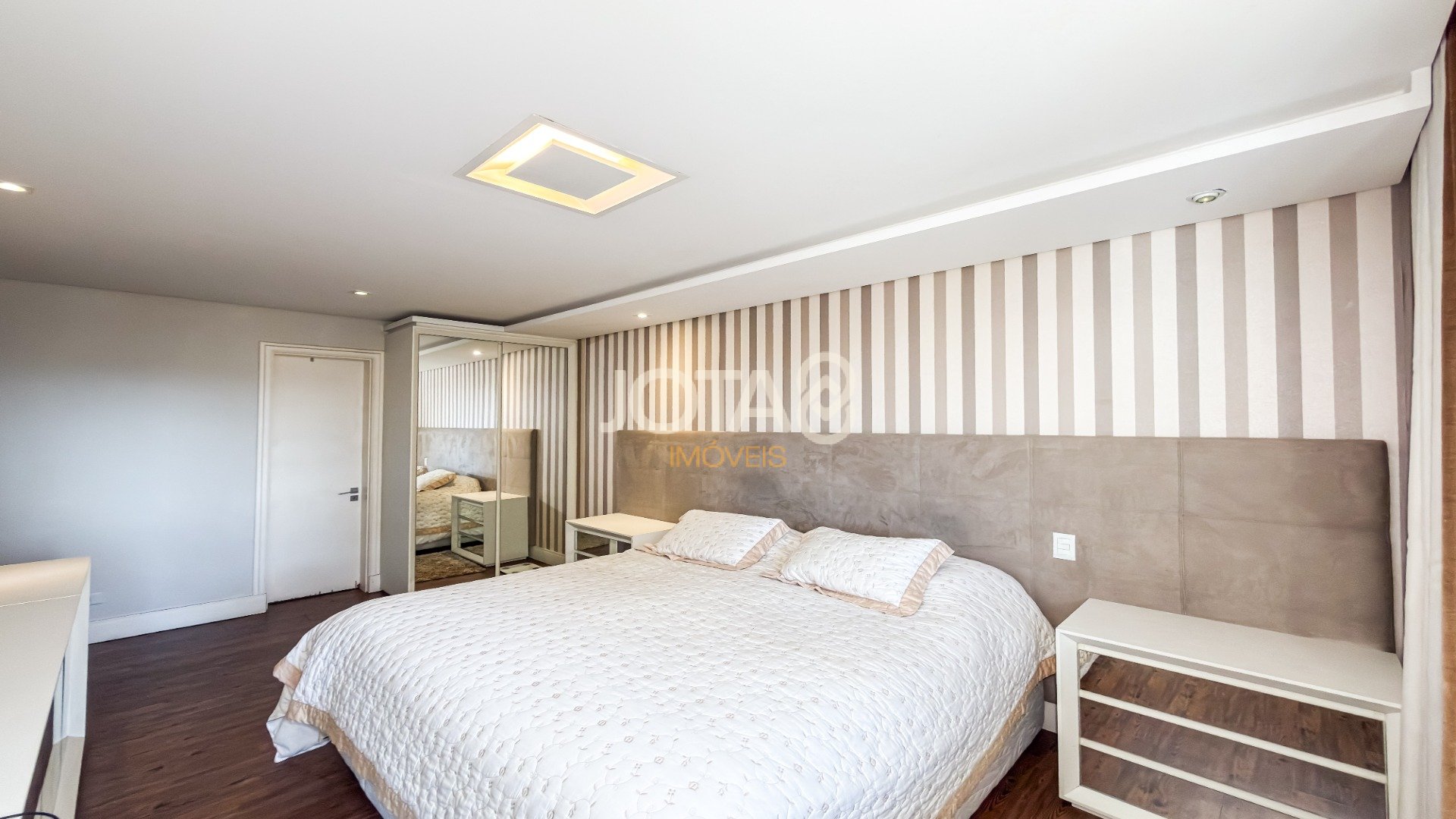 APARTAMENTO COM 4 SUÍTES E 3 VAGAS NO BATEL