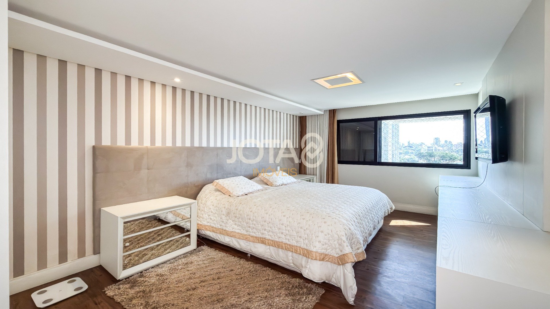 APARTAMENTO COM 4 SUÍTES E 3 VAGAS NO BATEL