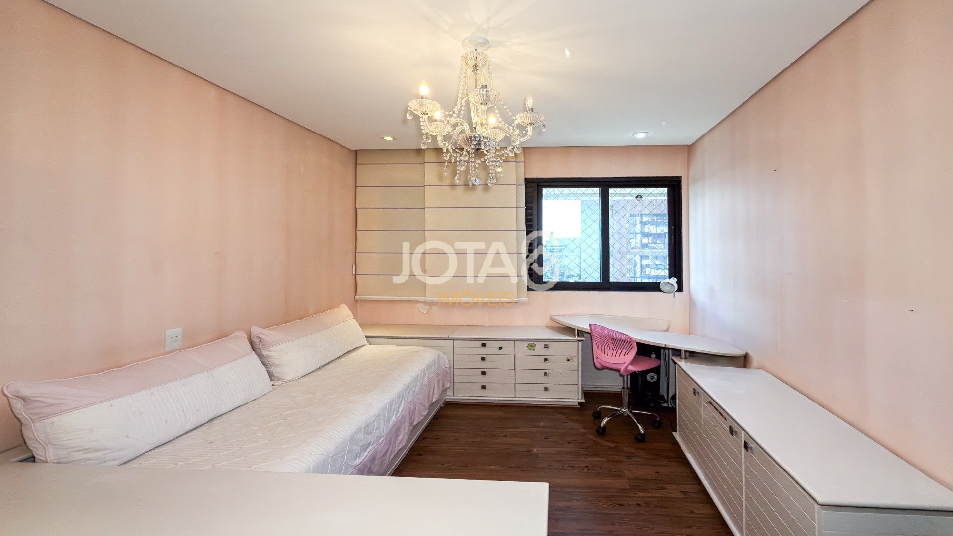 APARTAMENTO COM 4 SUÍTES E 3 VAGAS NO BATEL