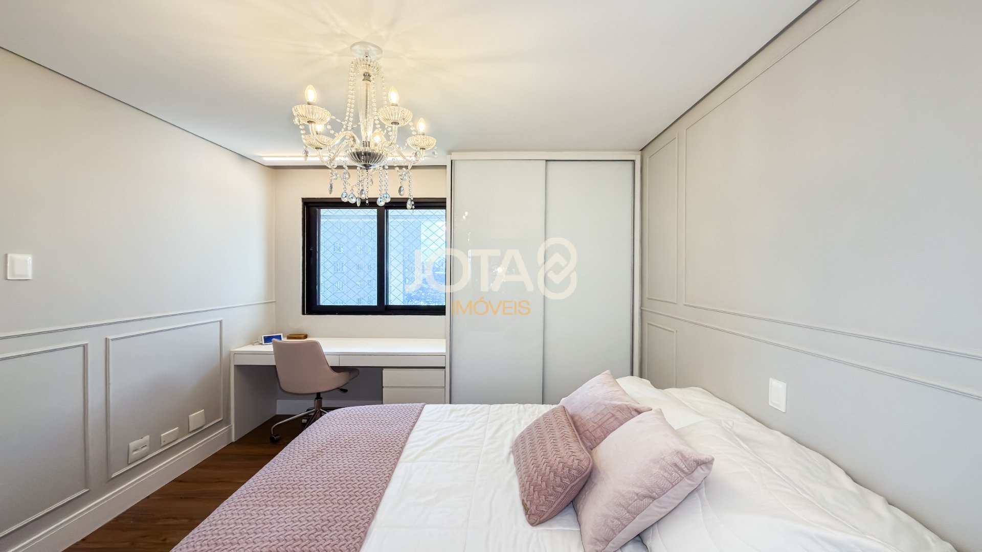 APARTAMENTO COM 4 SUÍTES E 3 VAGAS NO BATEL