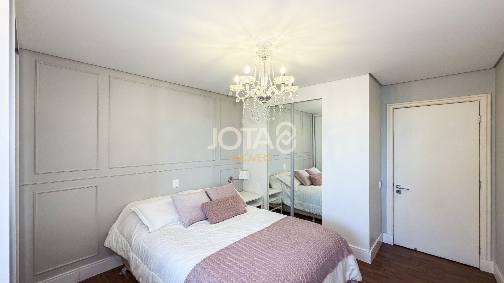 APARTAMENTO COM 4 SUÍTES E 3 VAGAS NO BATEL