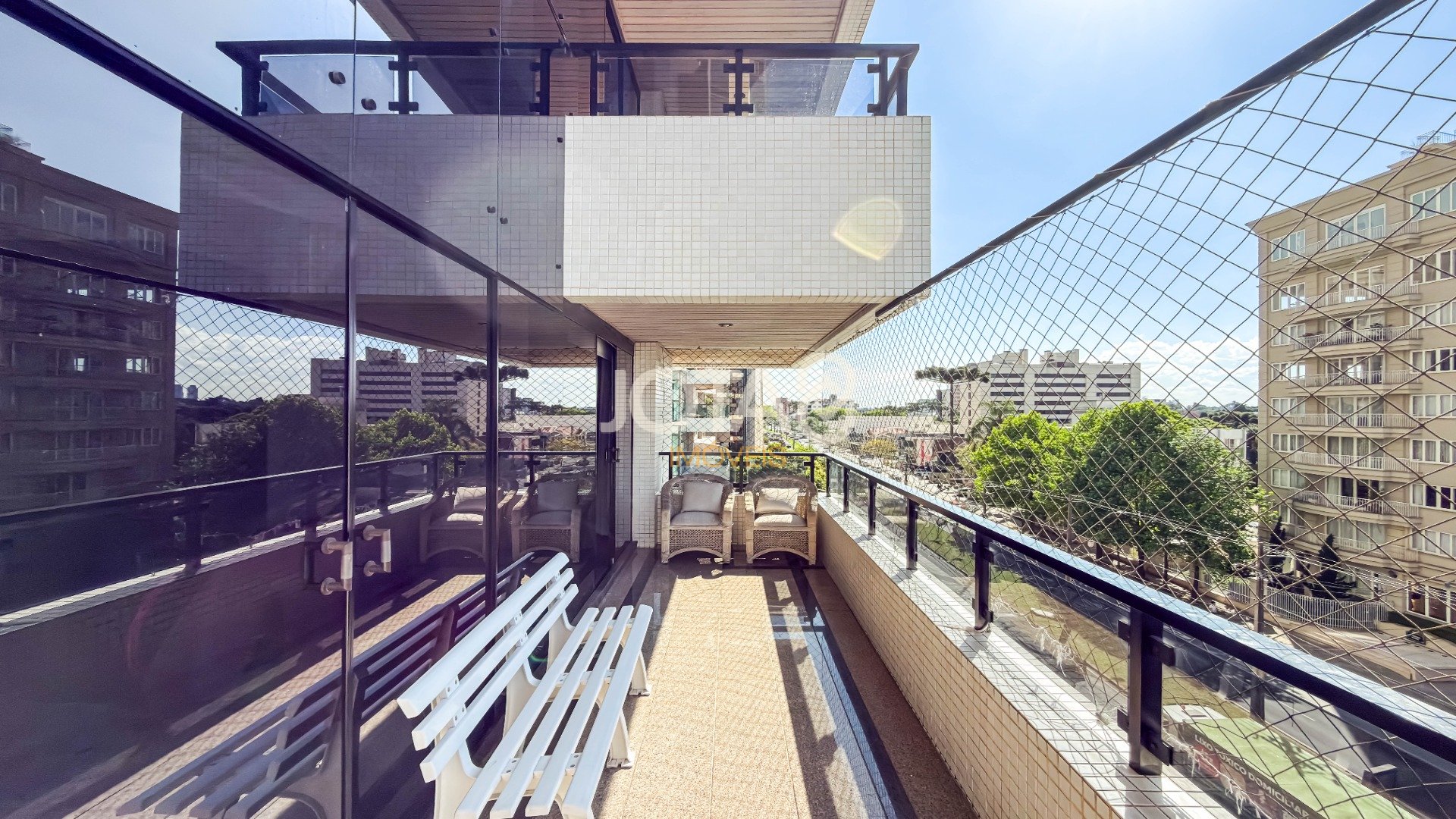 APARTAMENTO COM 4 SUÍTES E 3 VAGAS NO BATEL