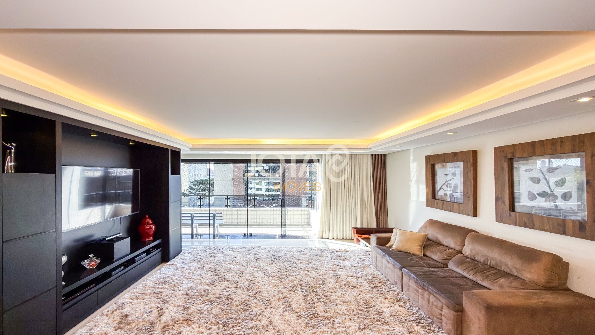 APARTAMENTO COM 4 SUÍTES E 3 VAGAS NO BATEL