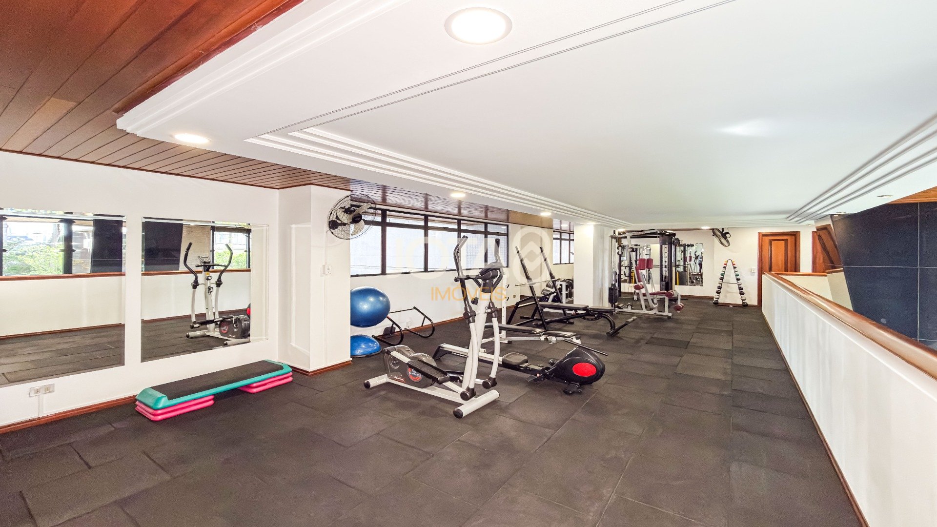 APARTAMENTO COM 4 SUÍTES E 3 VAGAS NO BATEL