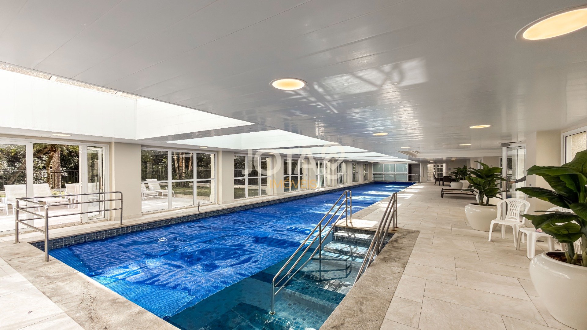 BELÍSSIMO APARTAMENTO MOBILIADO EM CONDOMINIO CLUBE