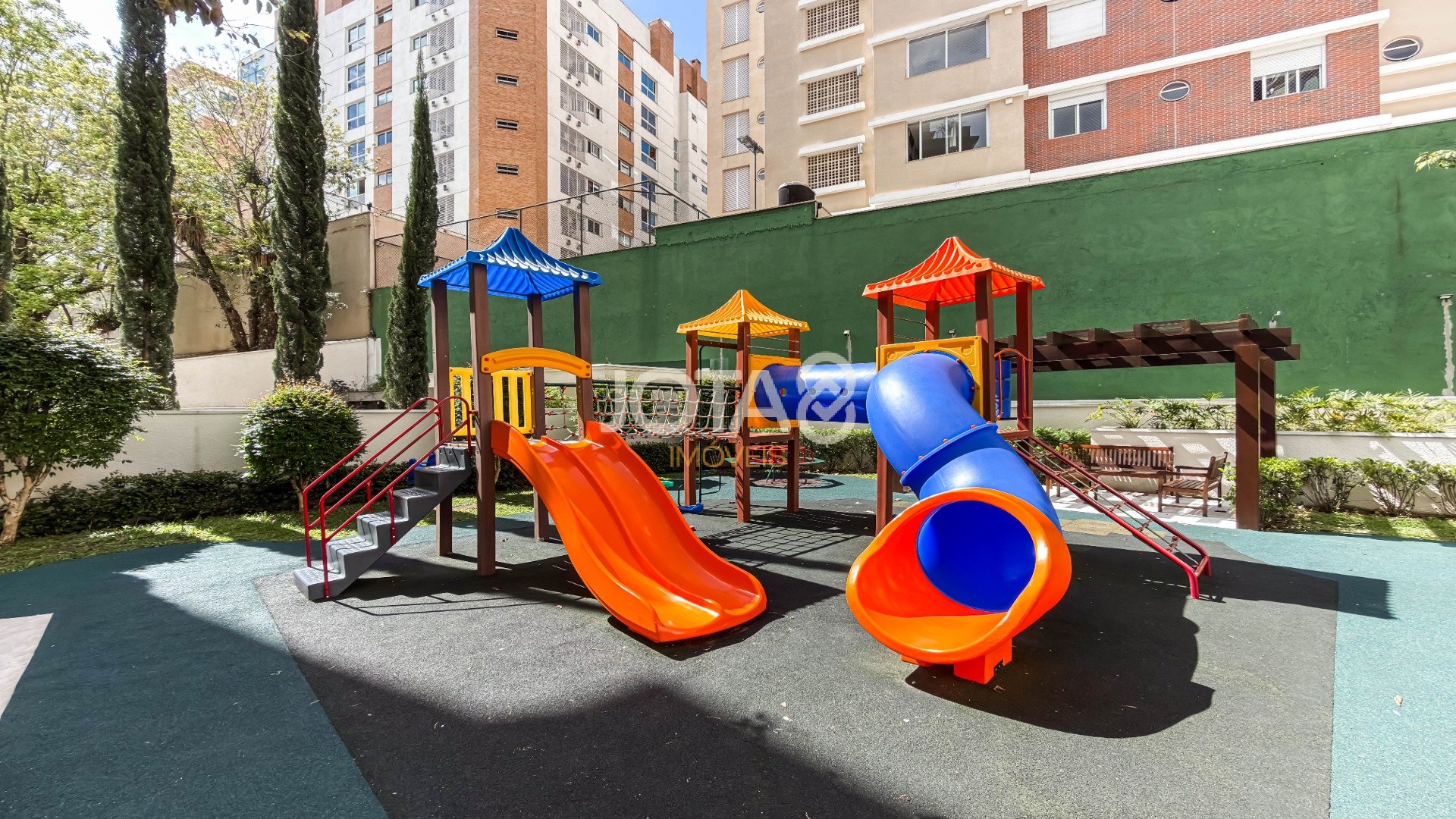 BELÍSSIMO APARTAMENTO MOBILIADO EM CONDOMINIO CLUBE