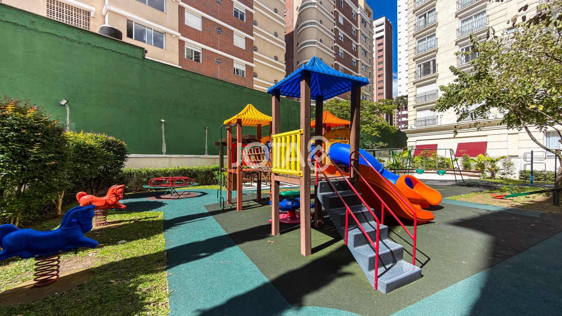 BELÍSSIMO APARTAMENTO MOBILIADO EM CONDOMINIO CLUBE