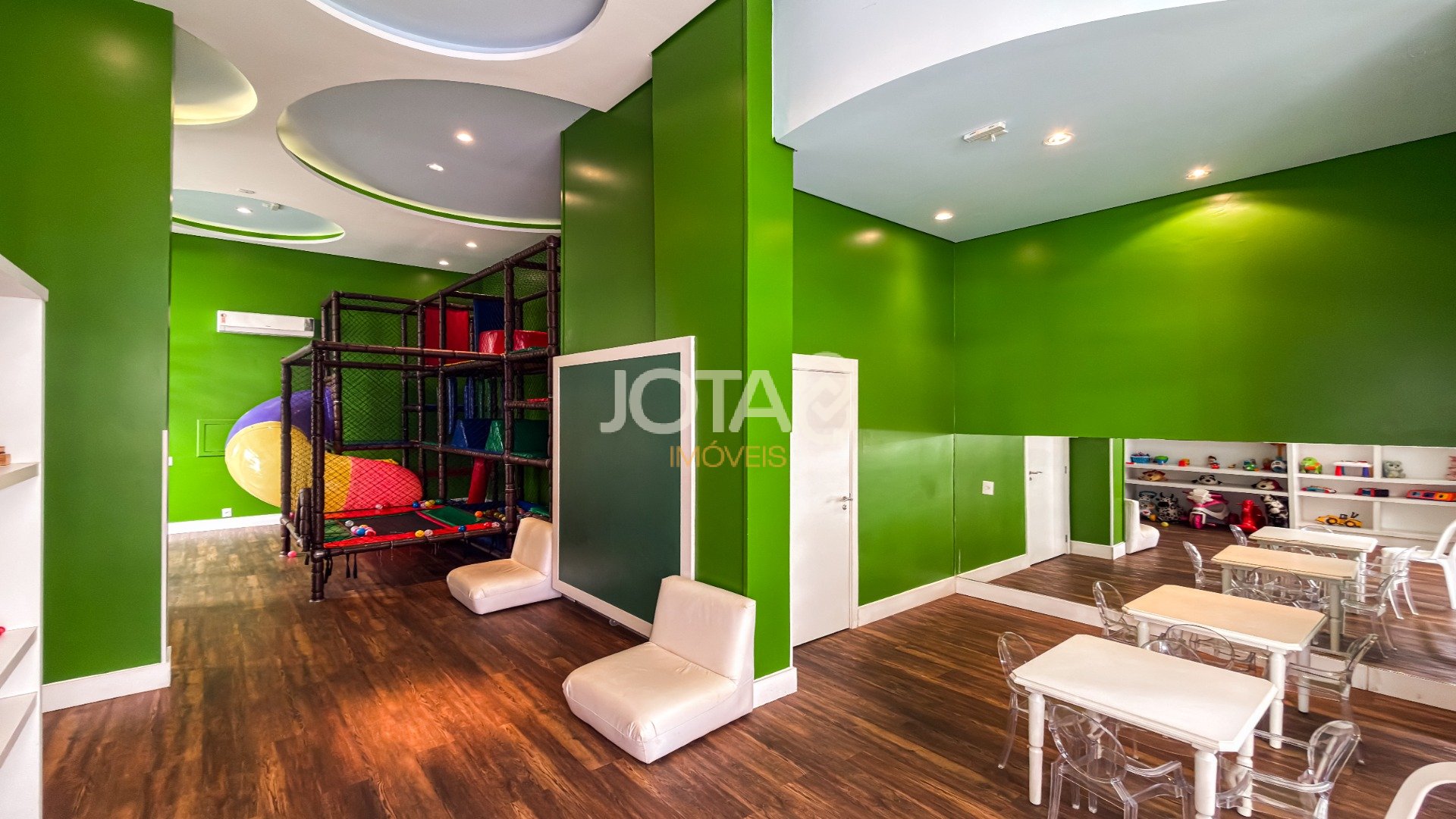 BELÍSSIMO APARTAMENTO MOBILIADO EM CONDOMINIO CLUBE