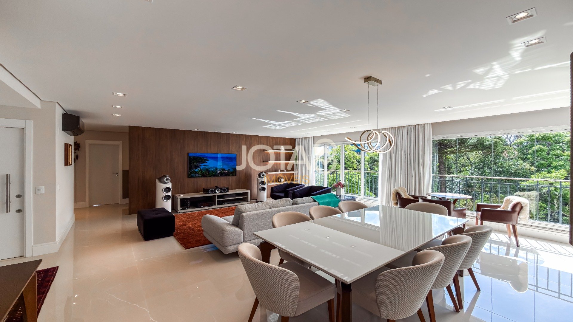 BELÍSSIMO APARTAMENTO MOBILIADO EM CONDOMINIO CLUBE