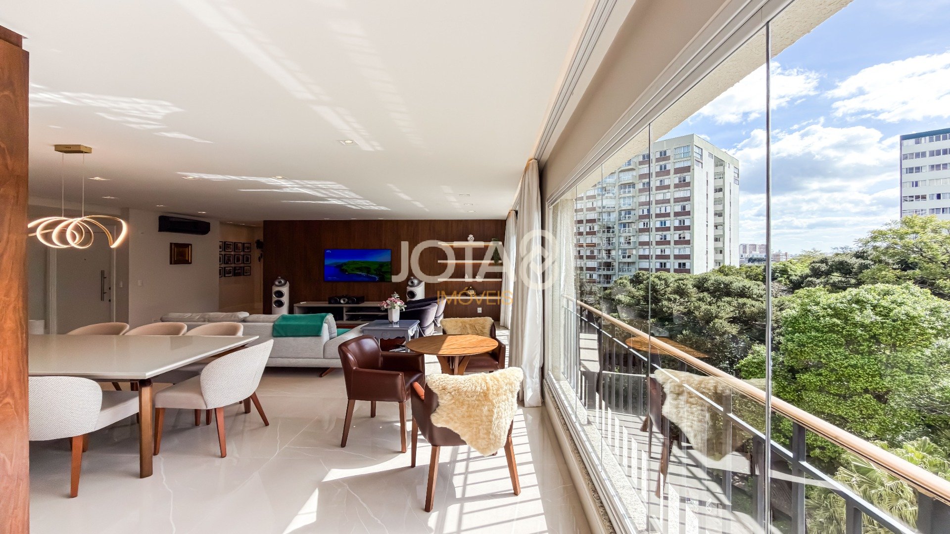 BELÍSSIMO APARTAMENTO MOBILIADO EM CONDOMINIO CLUBE
