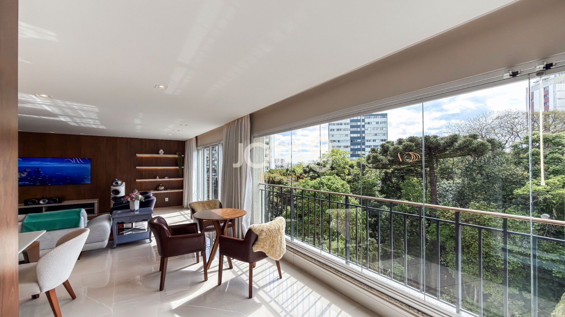 BELÍSSIMO APARTAMENTO MOBILIADO EM CONDOMINIO CLUBE