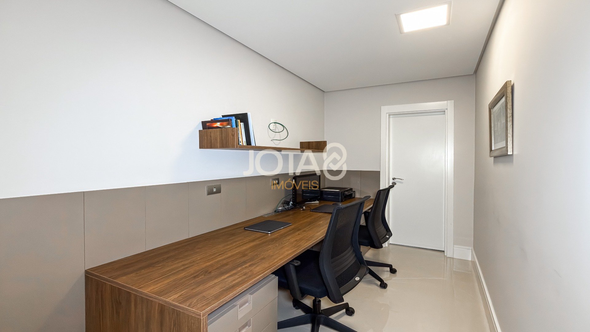 BELÍSSIMO APARTAMENTO MOBILIADO EM CONDOMINIO CLUBE