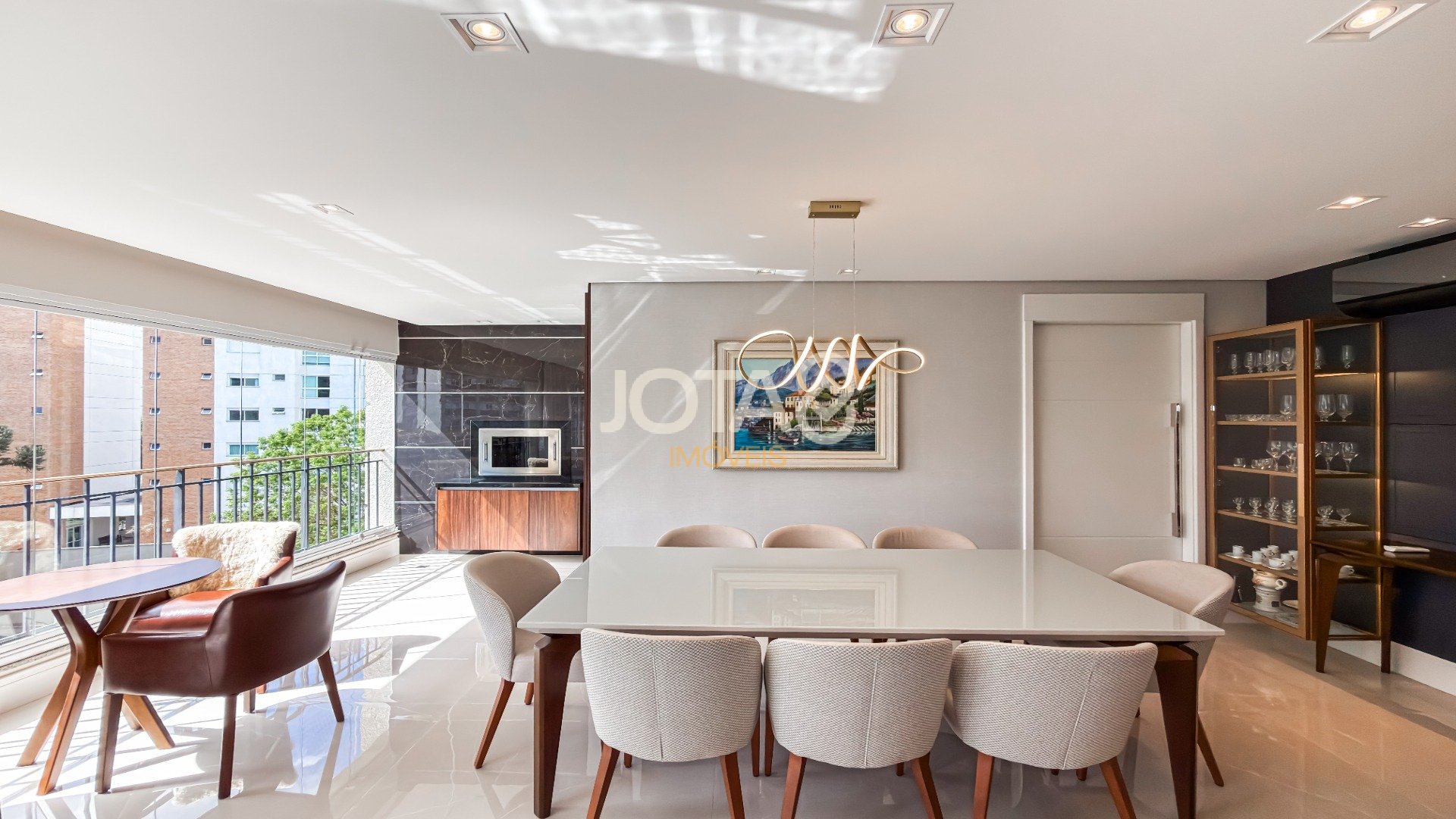 BELÍSSIMO APARTAMENTO MOBILIADO EM CONDOMINIO CLUBE