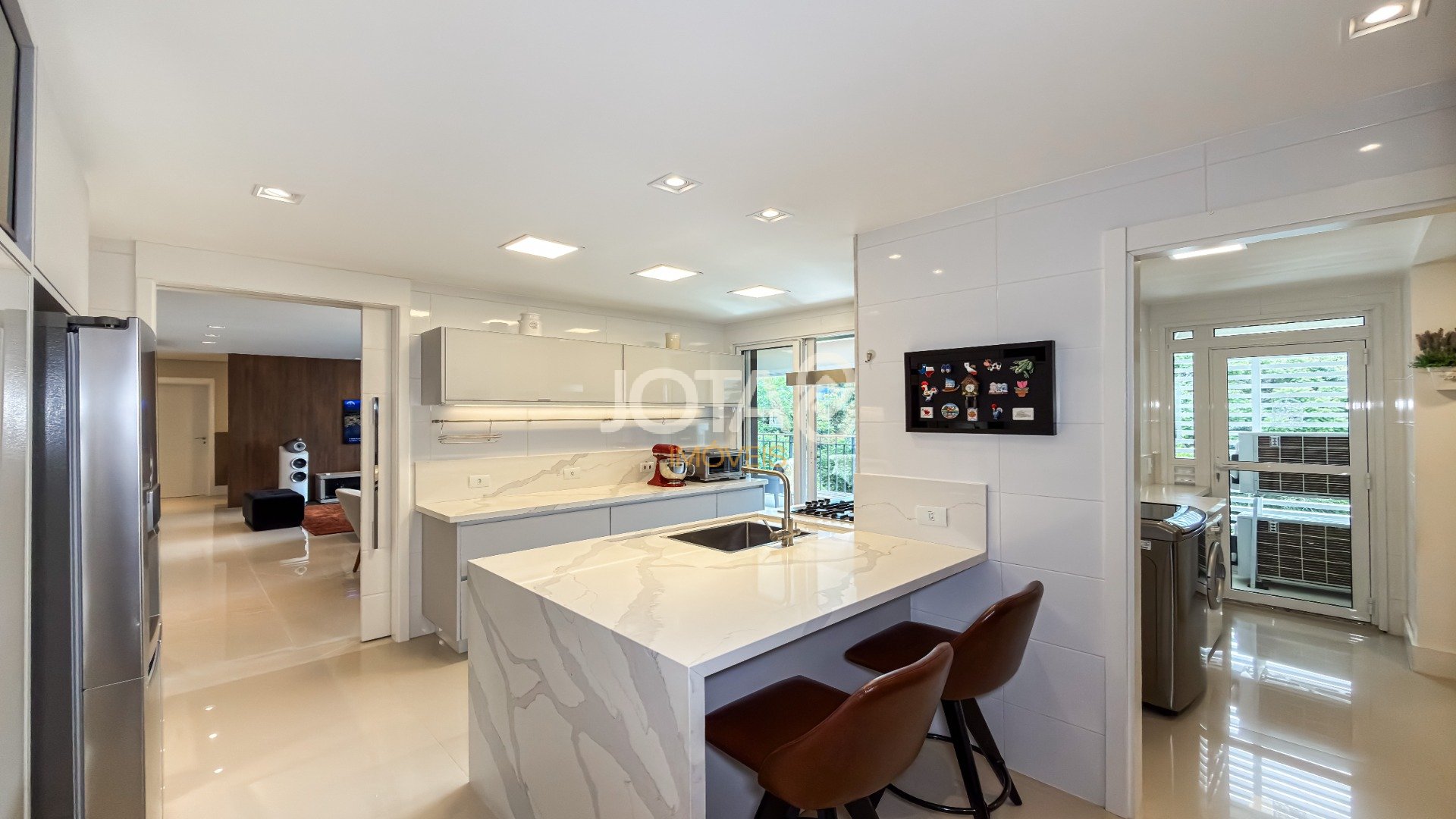 BELÍSSIMO APARTAMENTO MOBILIADO EM CONDOMINIO CLUBE