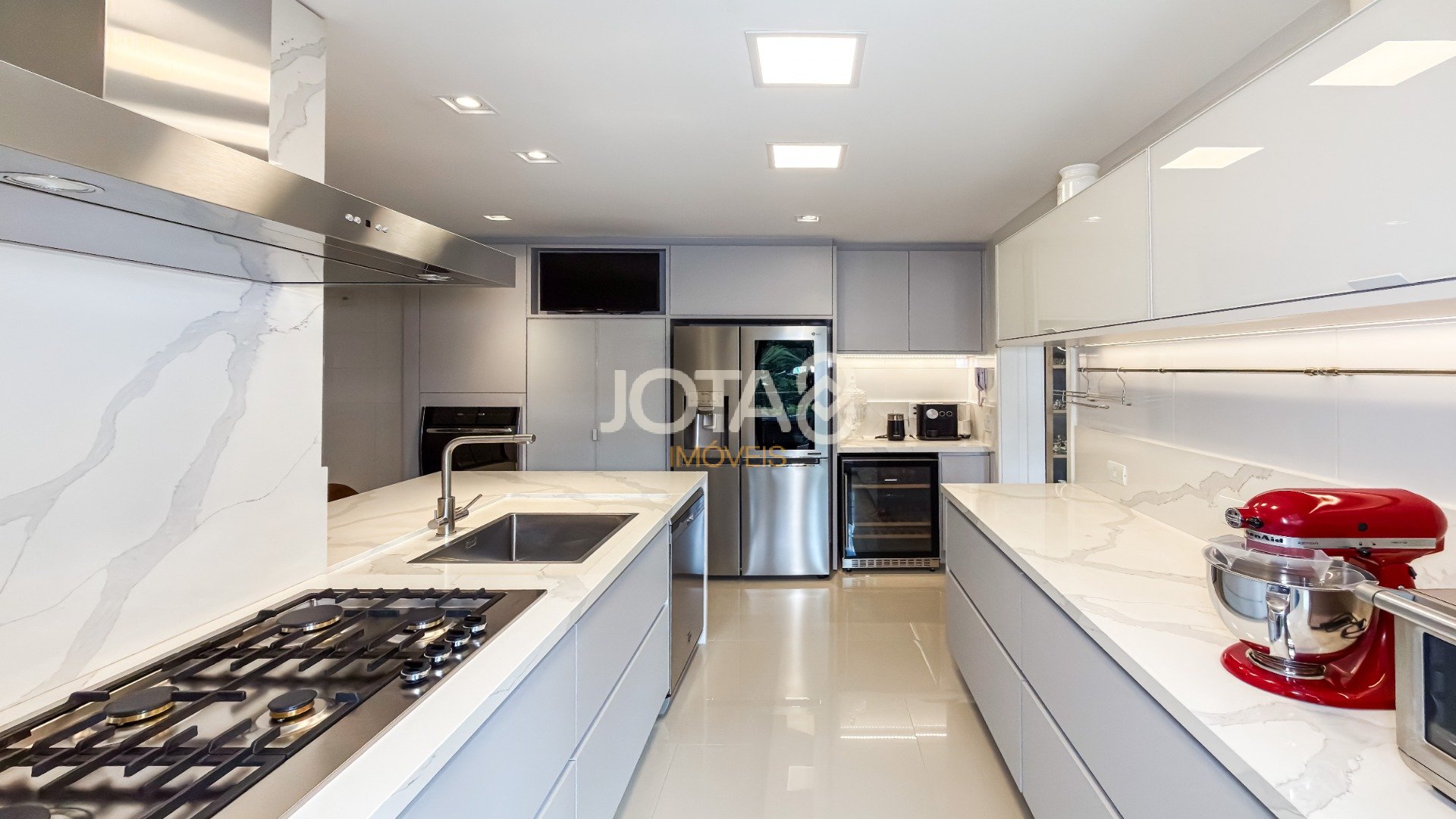 BELÍSSIMO APARTAMENTO MOBILIADO EM CONDOMINIO CLUBE