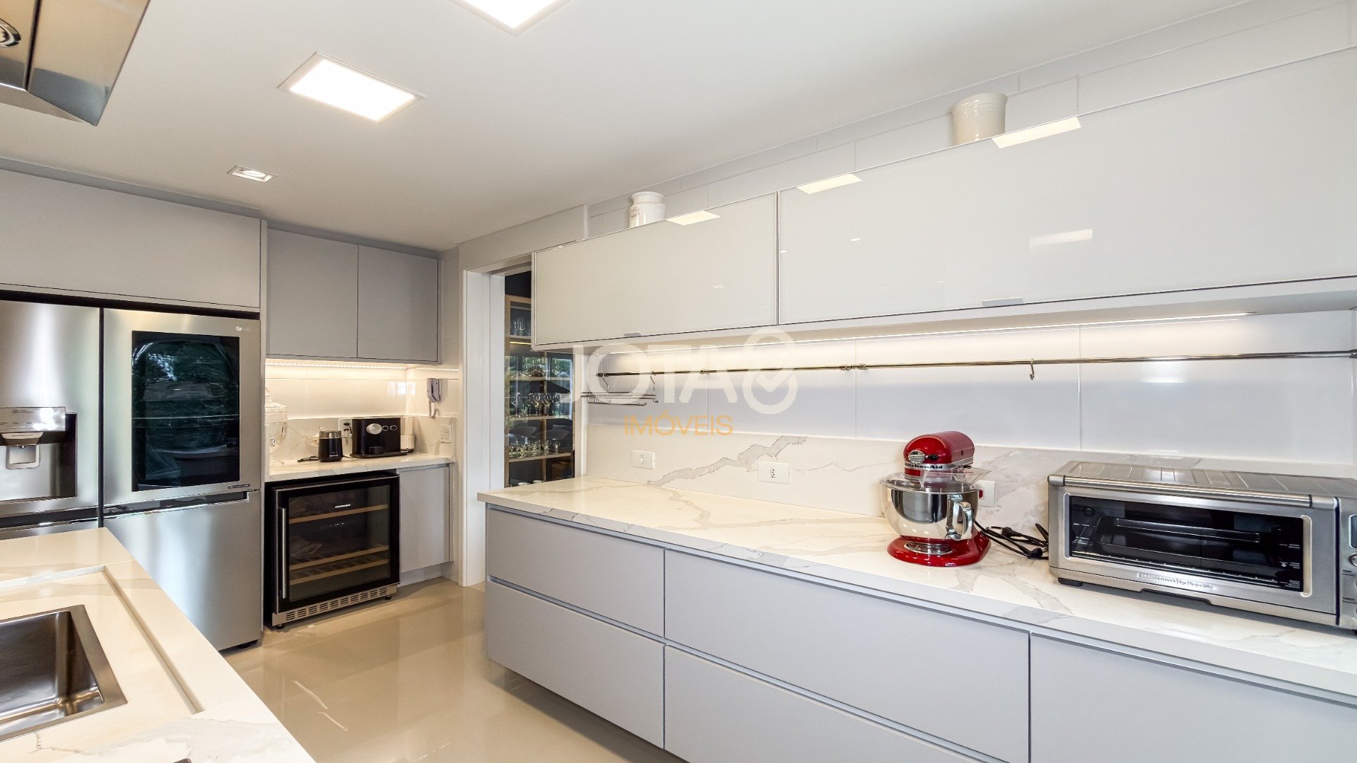 BELÍSSIMO APARTAMENTO MOBILIADO EM CONDOMINIO CLUBE