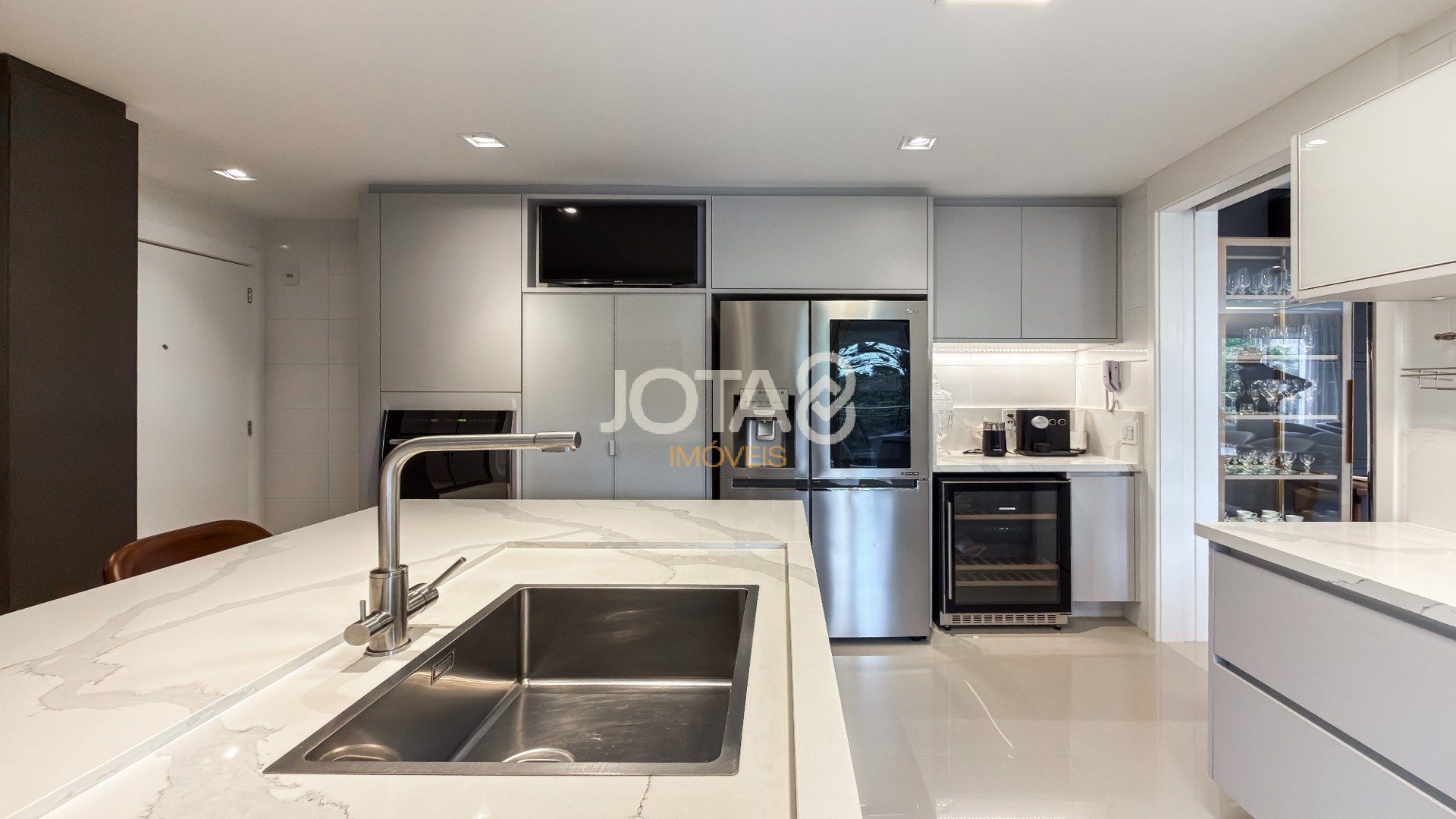 BELÍSSIMO APARTAMENTO MOBILIADO EM CONDOMINIO CLUBE