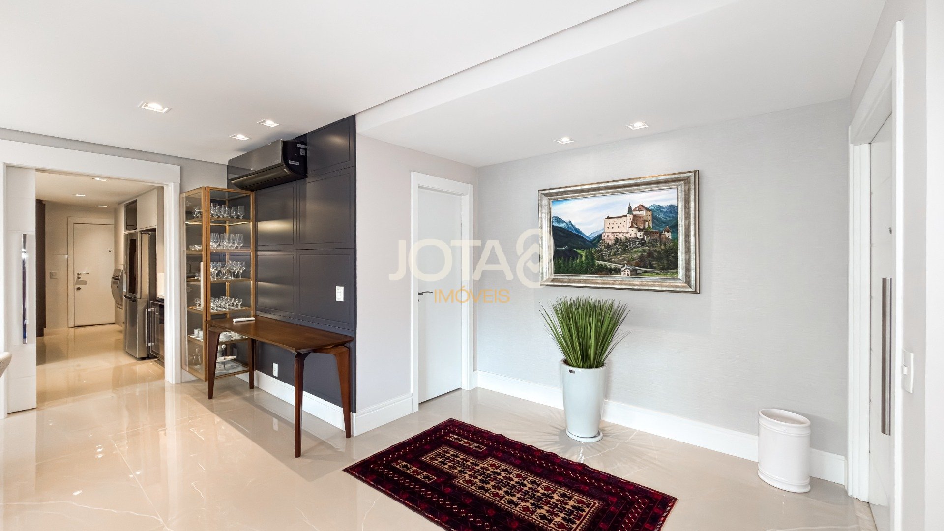 BELÍSSIMO APARTAMENTO MOBILIADO EM CONDOMINIO CLUBE