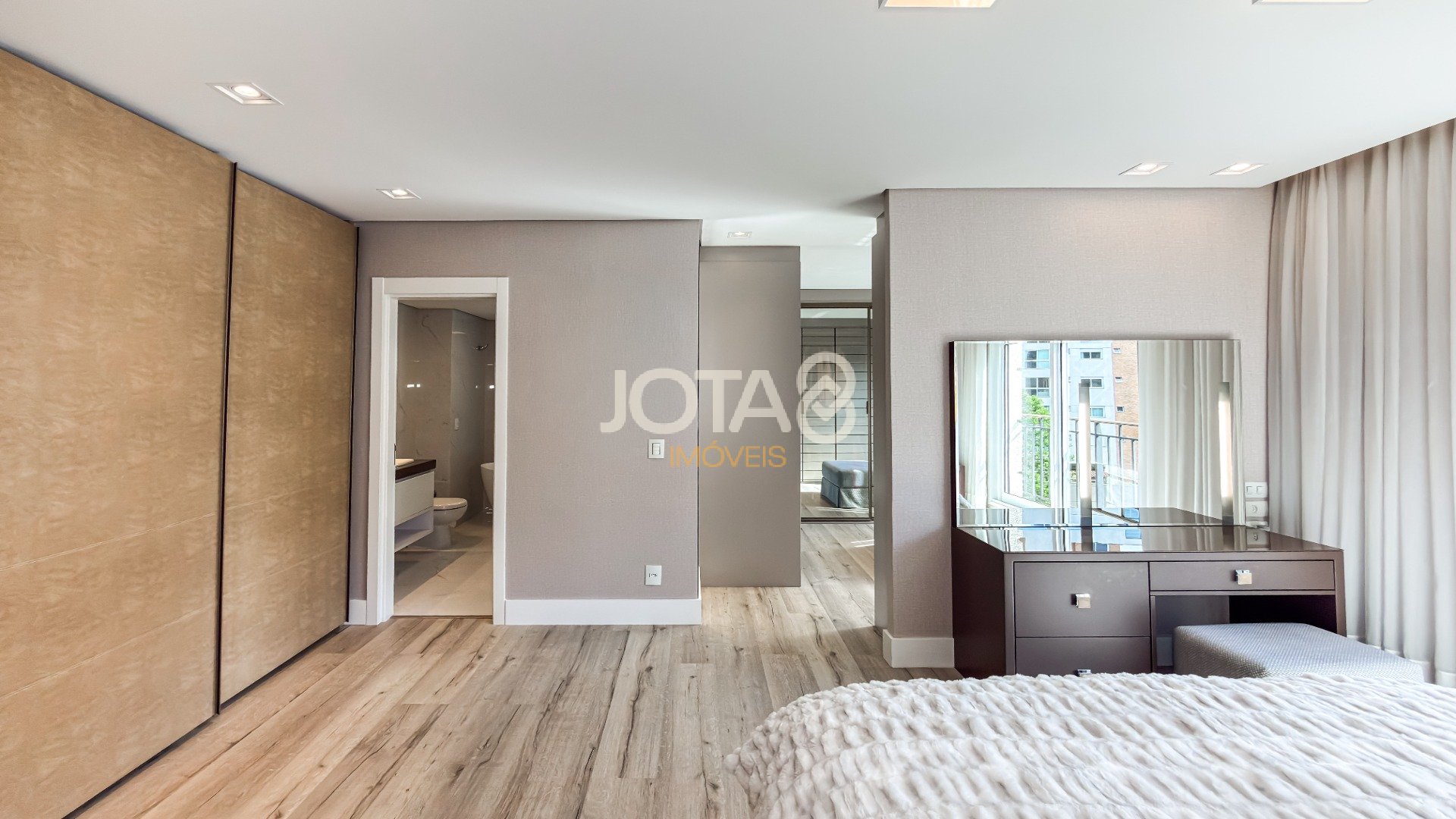 BELÍSSIMO APARTAMENTO MOBILIADO EM CONDOMINIO CLUBE