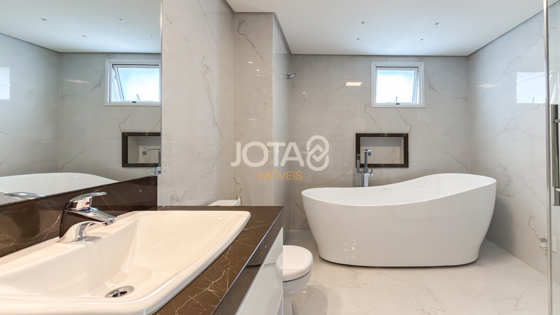 BELÍSSIMO APARTAMENTO MOBILIADO EM CONDOMINIO CLUBE