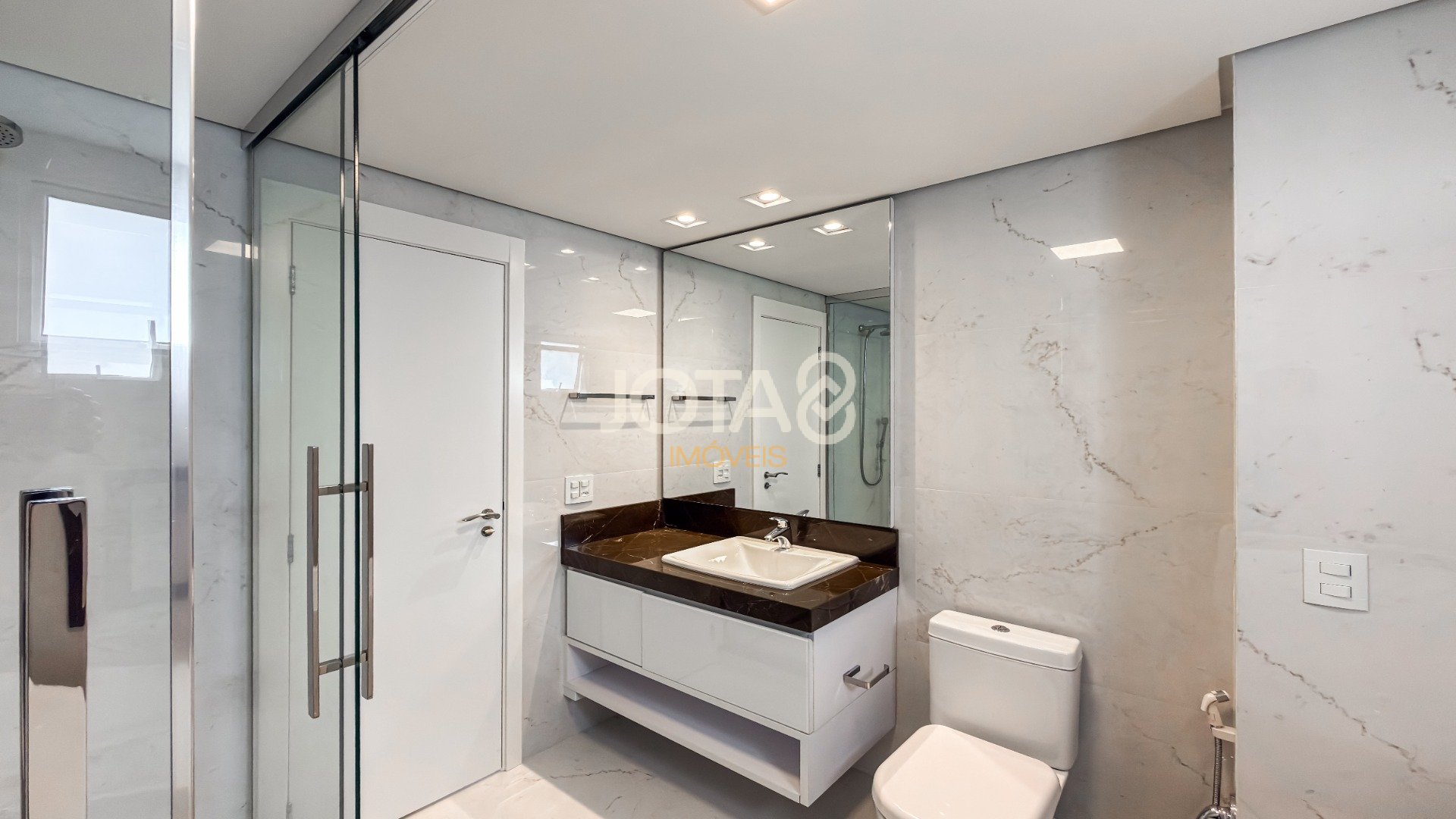 BELÍSSIMO APARTAMENTO MOBILIADO EM CONDOMINIO CLUBE