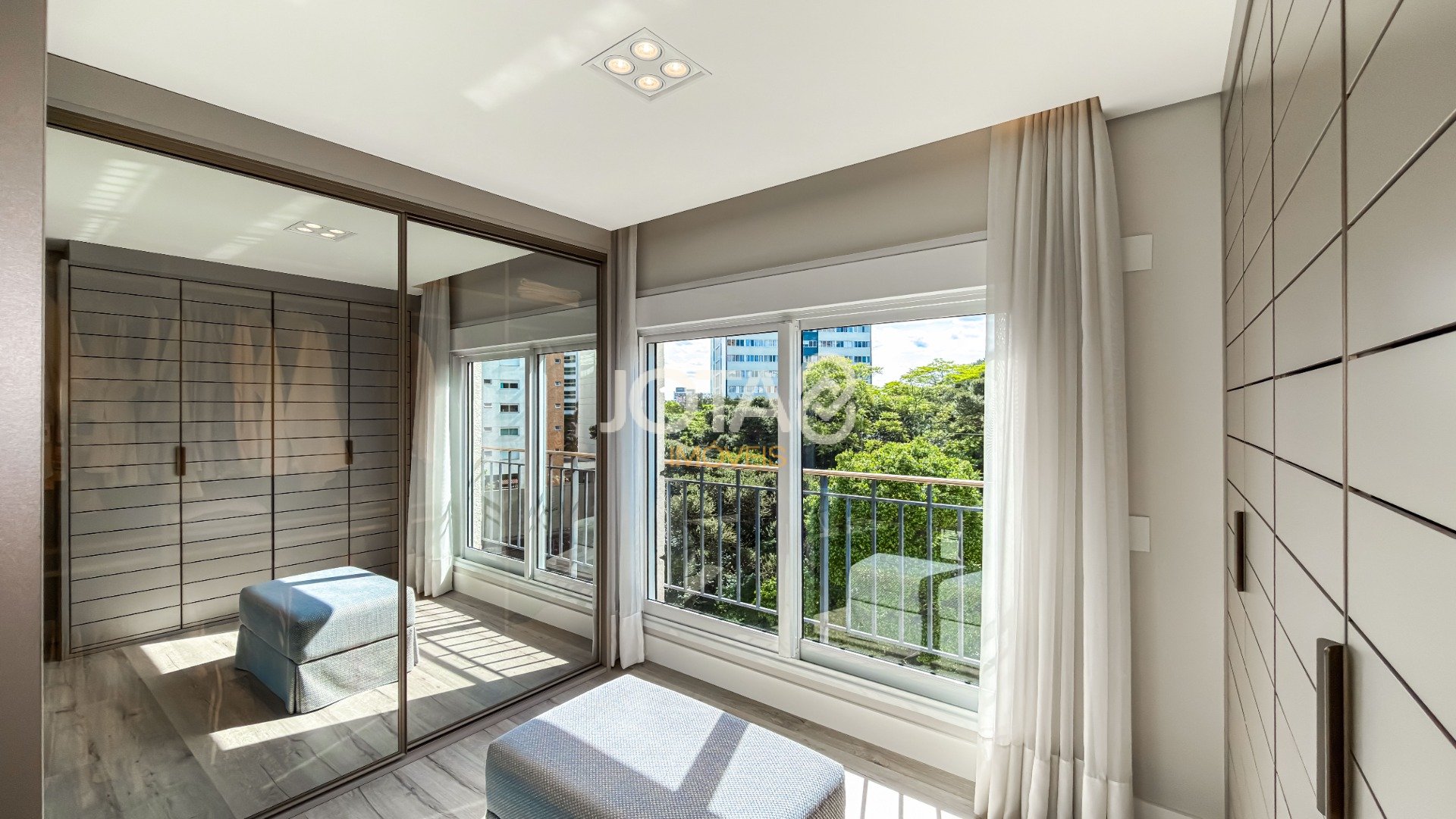 BELÍSSIMO APARTAMENTO MOBILIADO EM CONDOMINIO CLUBE