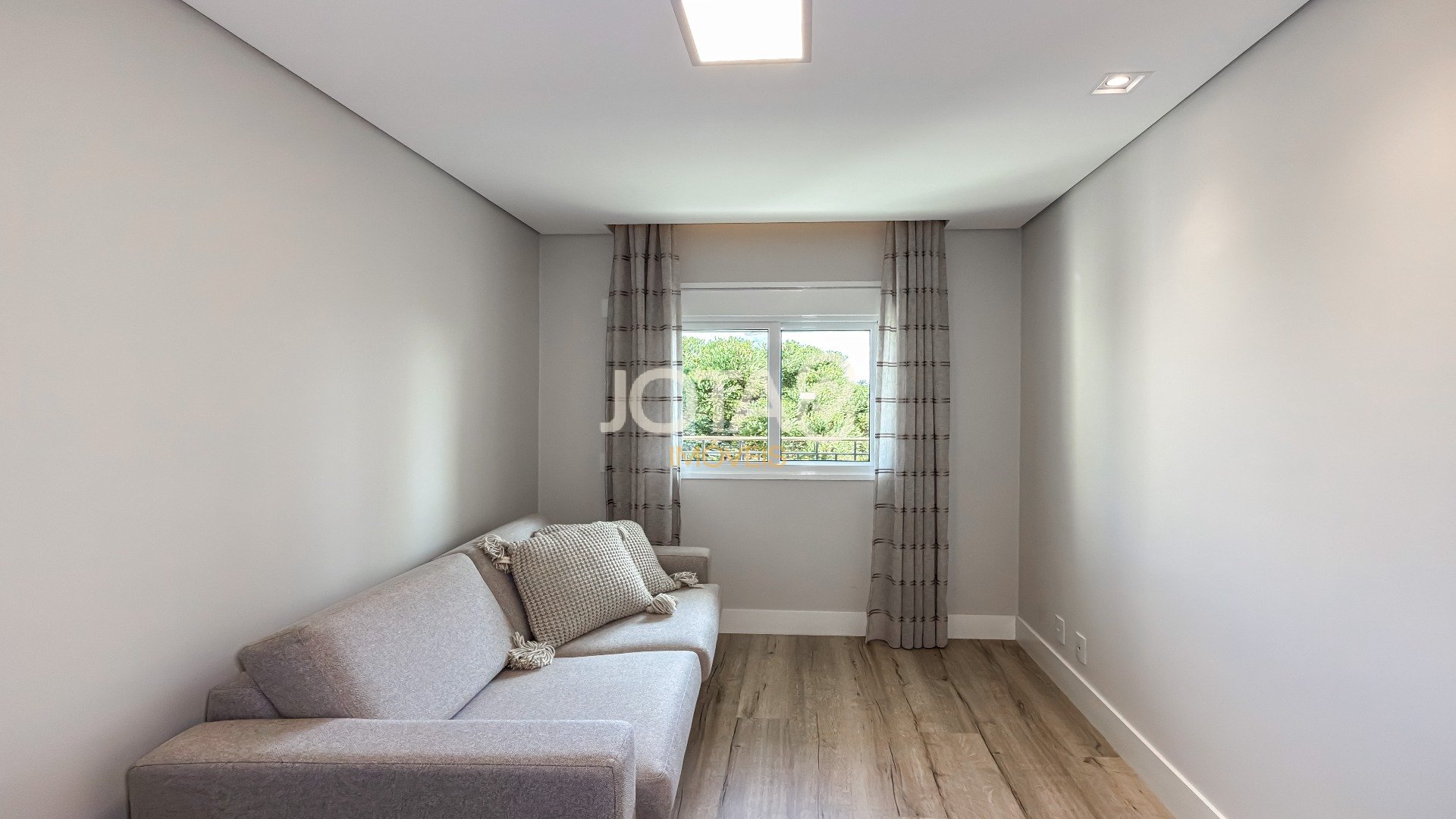 BELÍSSIMO APARTAMENTO MOBILIADO EM CONDOMINIO CLUBE