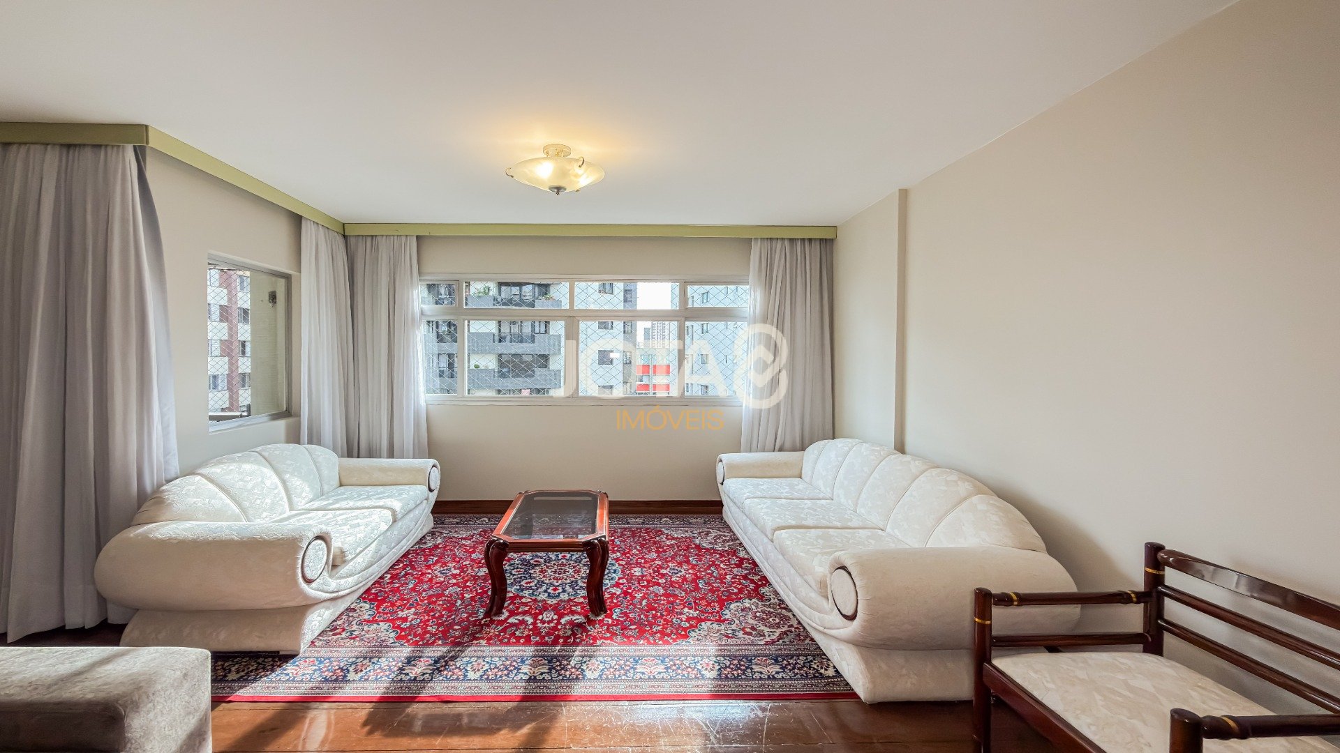 APARTAMENTO COM 3 QUARTOS E 2 VAGAS NO BATEL.