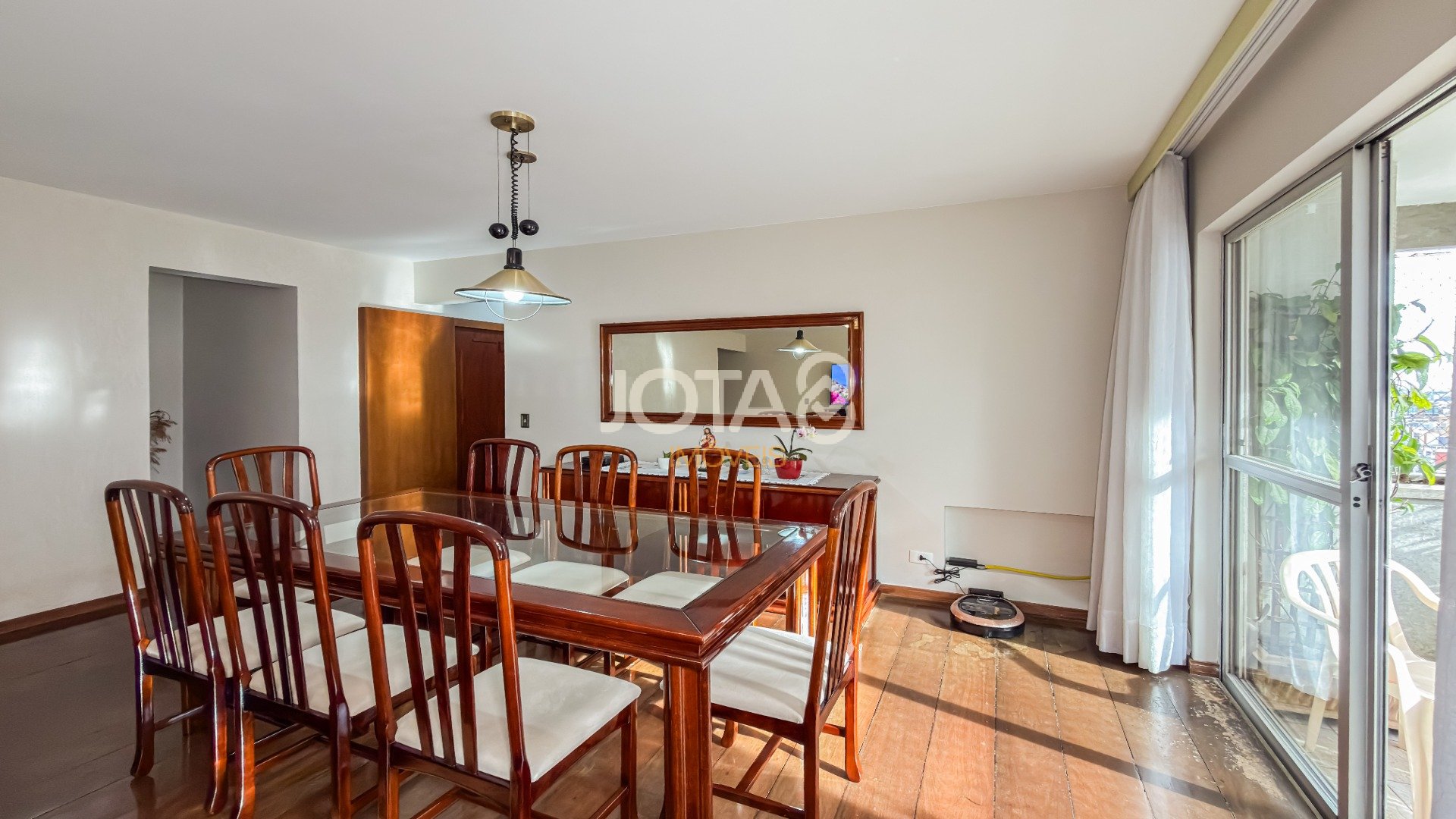 APARTAMENTO COM 3 QUARTOS E 2 VAGAS NO BATEL.