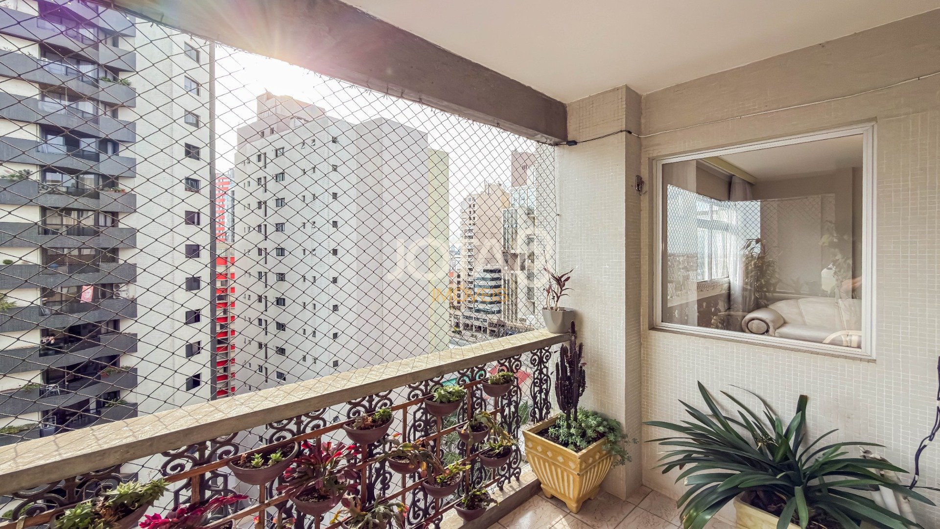 APARTAMENTO COM 3 QUARTOS E 2 VAGAS NO BATEL.