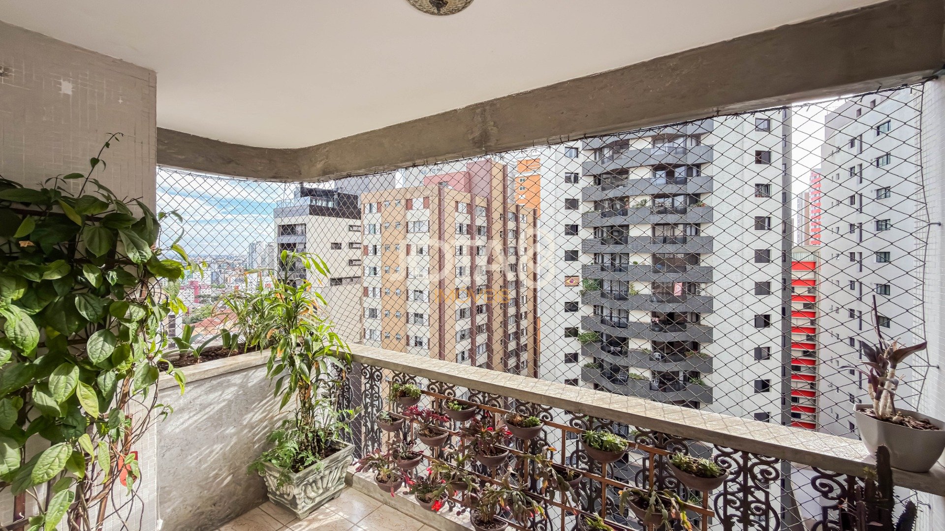 APARTAMENTO COM 3 QUARTOS E 2 VAGAS NO BATEL.
